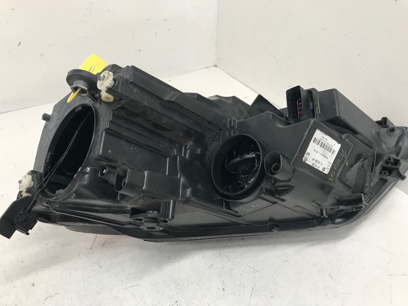 Headlight Damaged Passenger RH Volkswagen Jetta Sedan 2011-2014 5C7941006 OEM