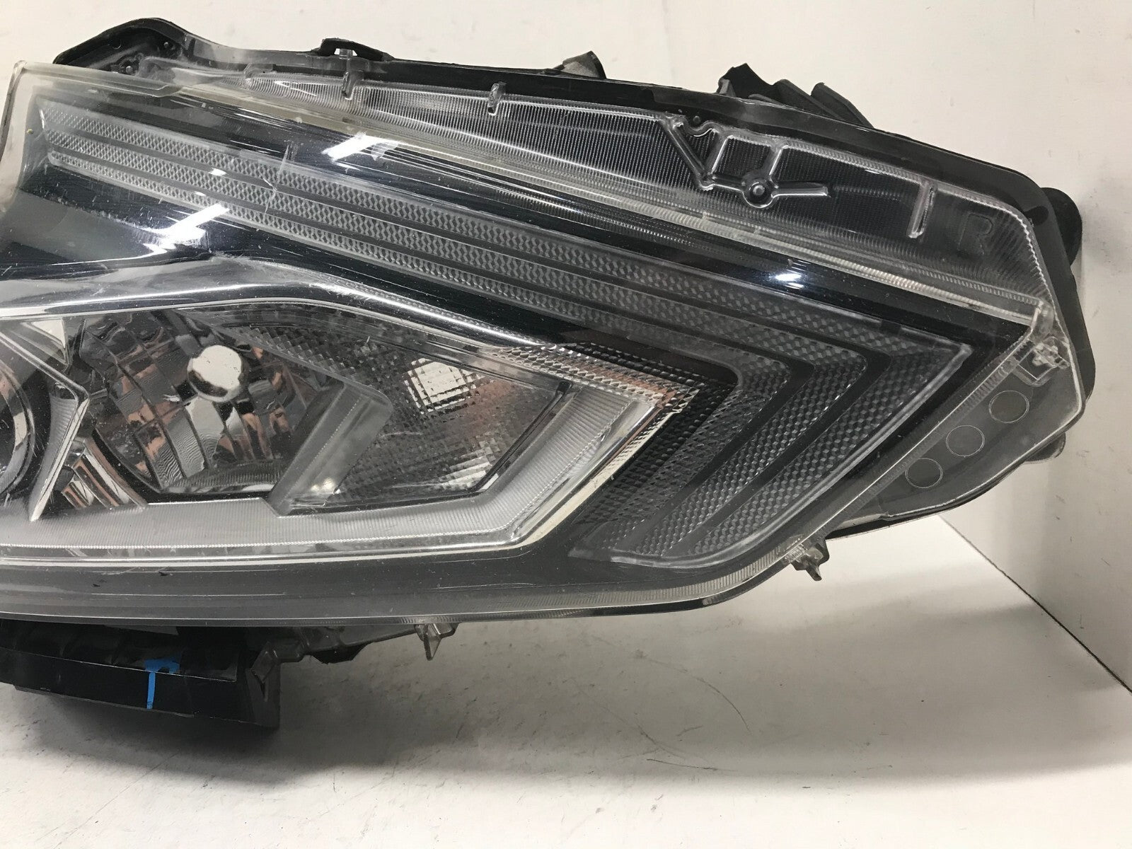 Headlight Damaged Right passenger RH 2016 2017 2018 Nissan Altima 260109HS0A OEM