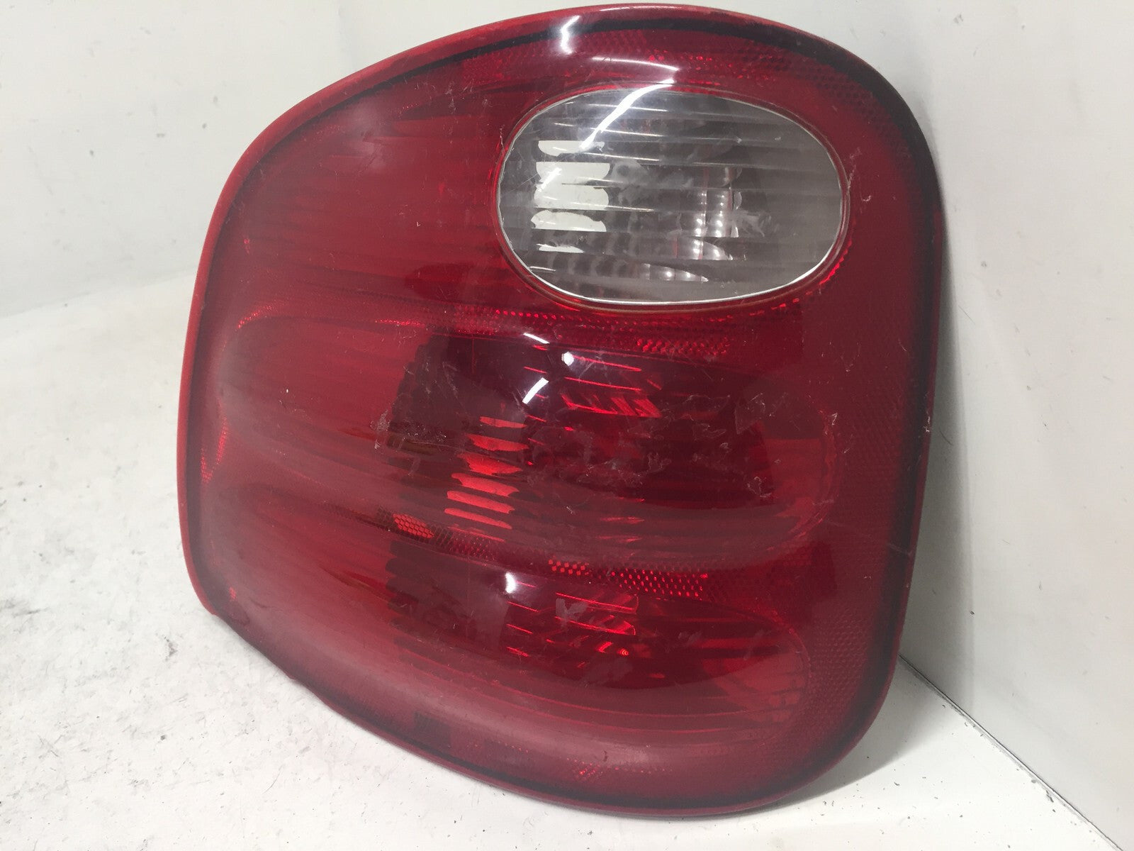 Taillight Damaged Tail Lamp Driver Rear Left LH Ford Pickup Truck F150 00-04 OEM