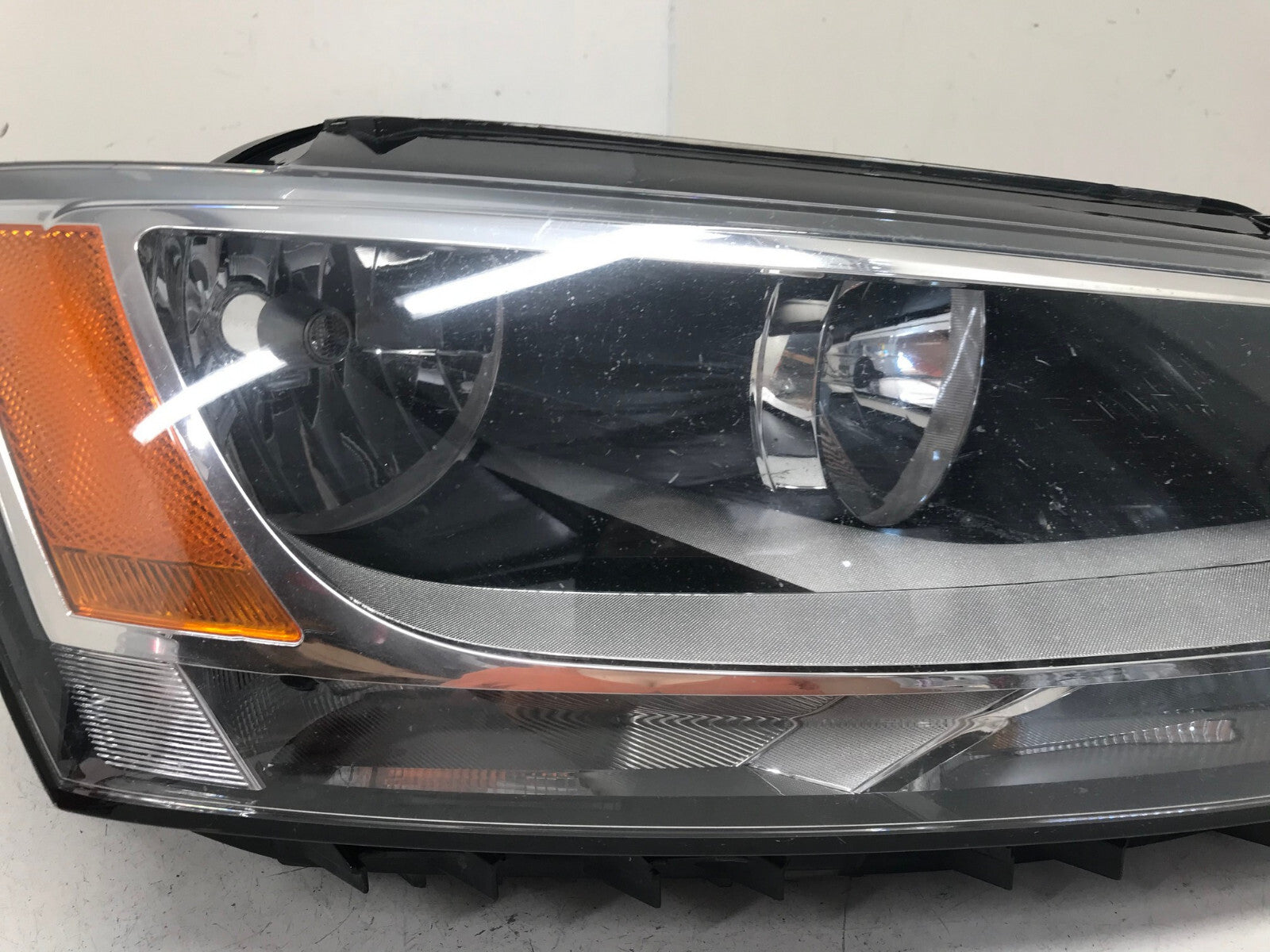Headlight Damaged Passenger RH Volkswagen Jetta Sedan 2011-2014 5C7941006 OEM