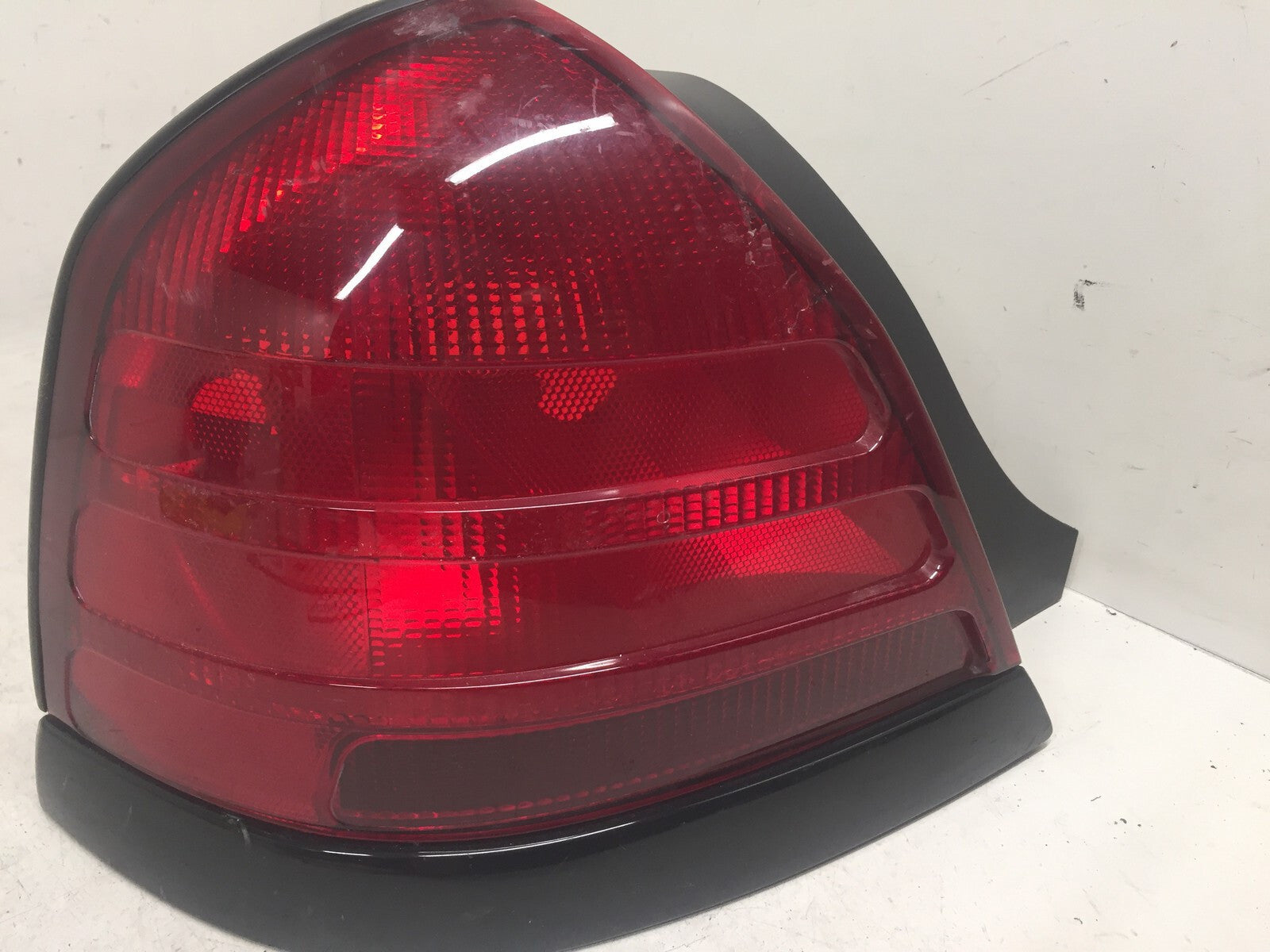 Tail light Damaged Lamp Driver LH Ford Crown Victoria 04-2011 8W7Z-13405-A OEM