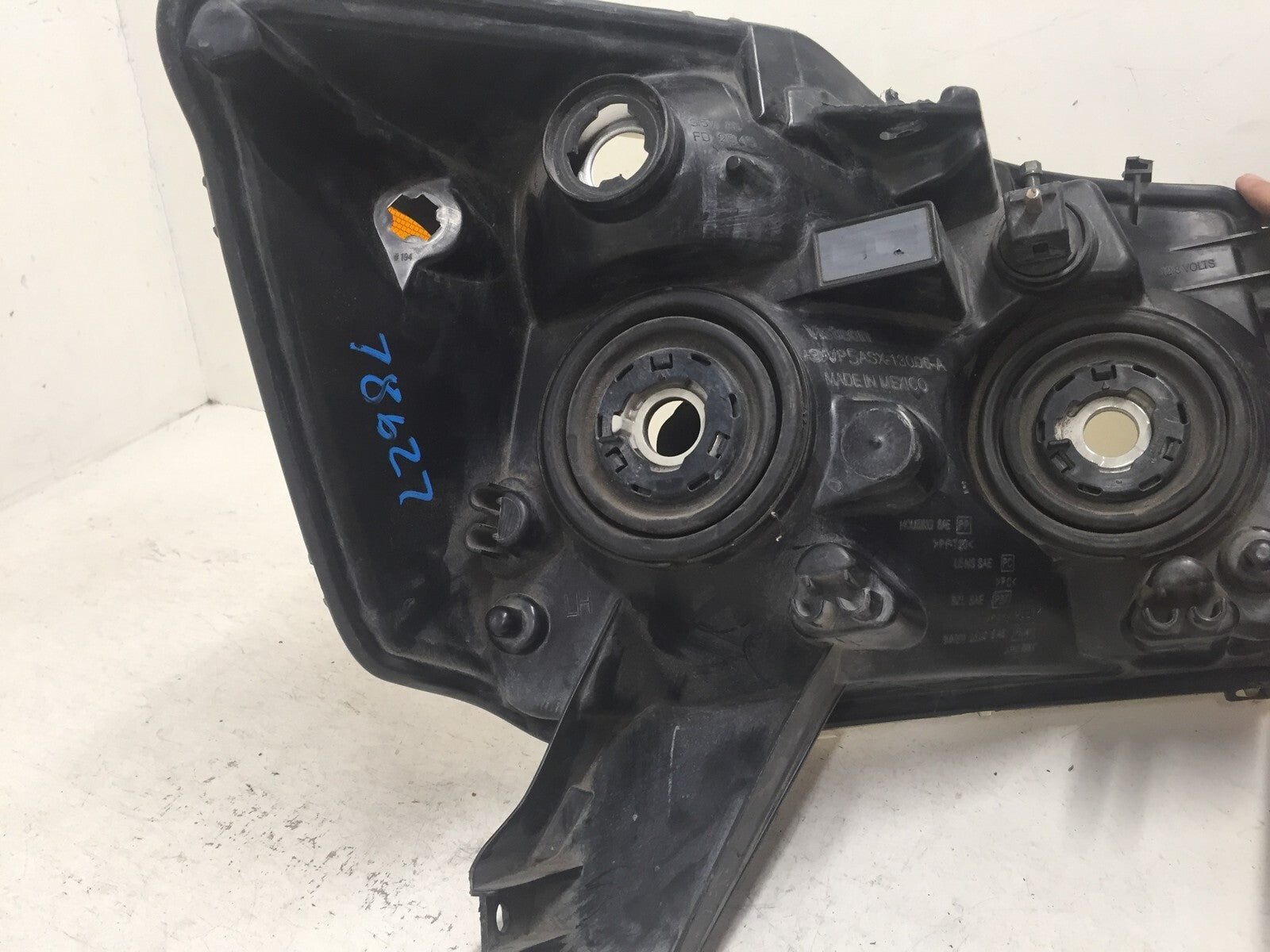 Headlight Damaged Driver LH 04-2006 Nissan Titan 05 2007 Armada 5ASX-13006-A OEM