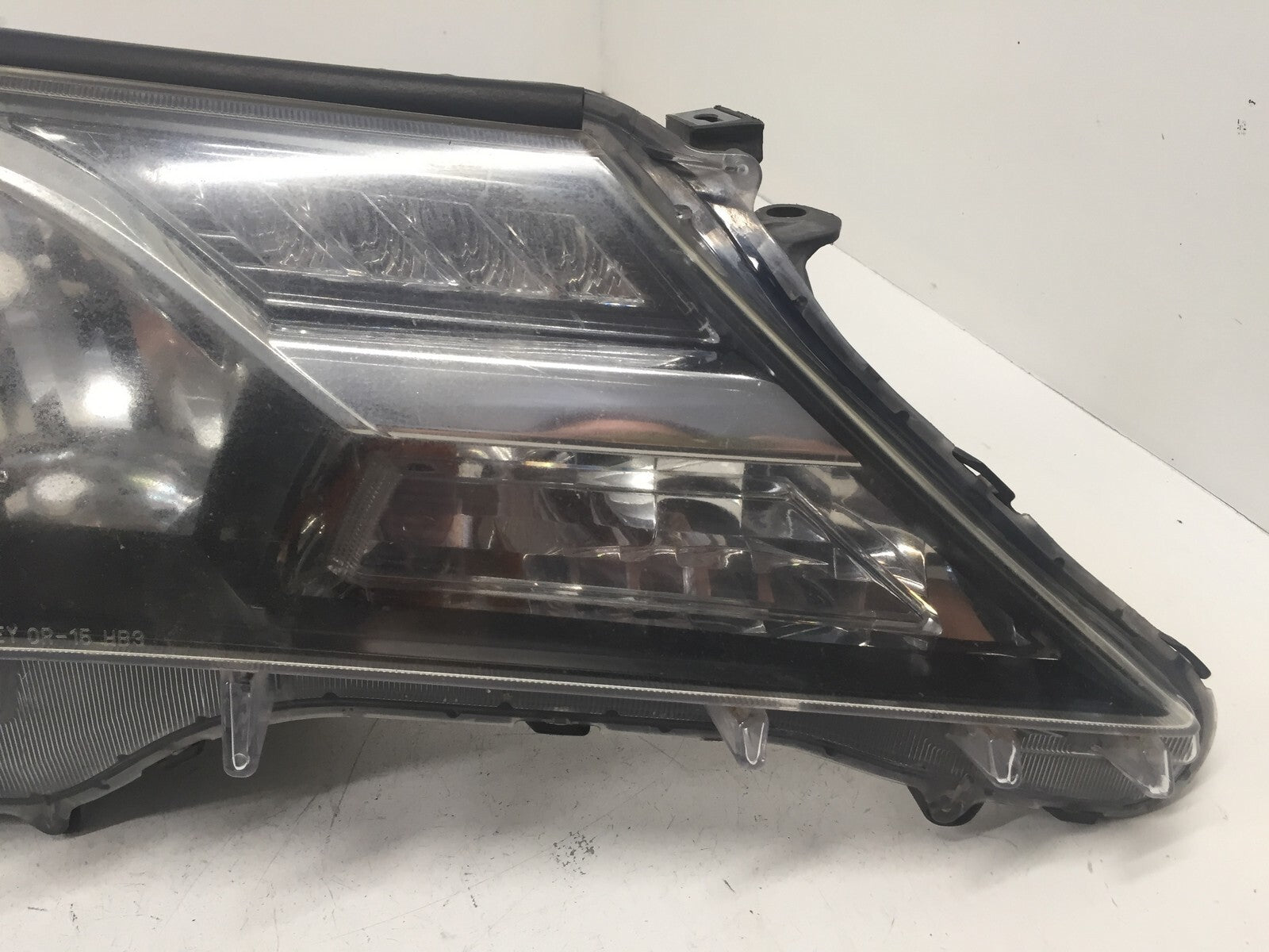 Headlight Damaged Halogen Passenger RH Toyota RAV4 2013-2015 81110-0R042 OEM