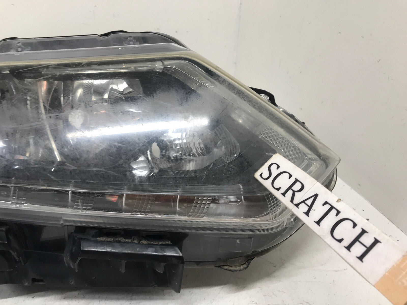 Headlight Damaged Passenger RH Nissan Rogue Truck SUV 2014-2016 260104BA0A OEM
