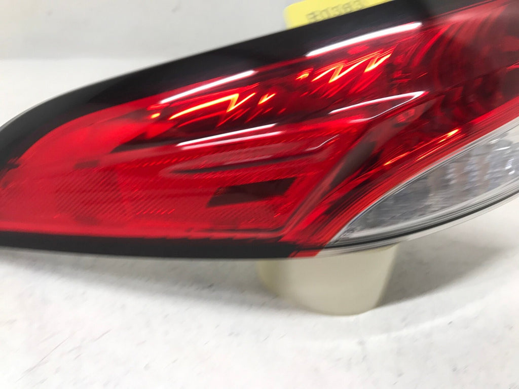 Tail light Damaged Driver LH Left 2020-2021 Toyota Corolla 8156112D10 OEM