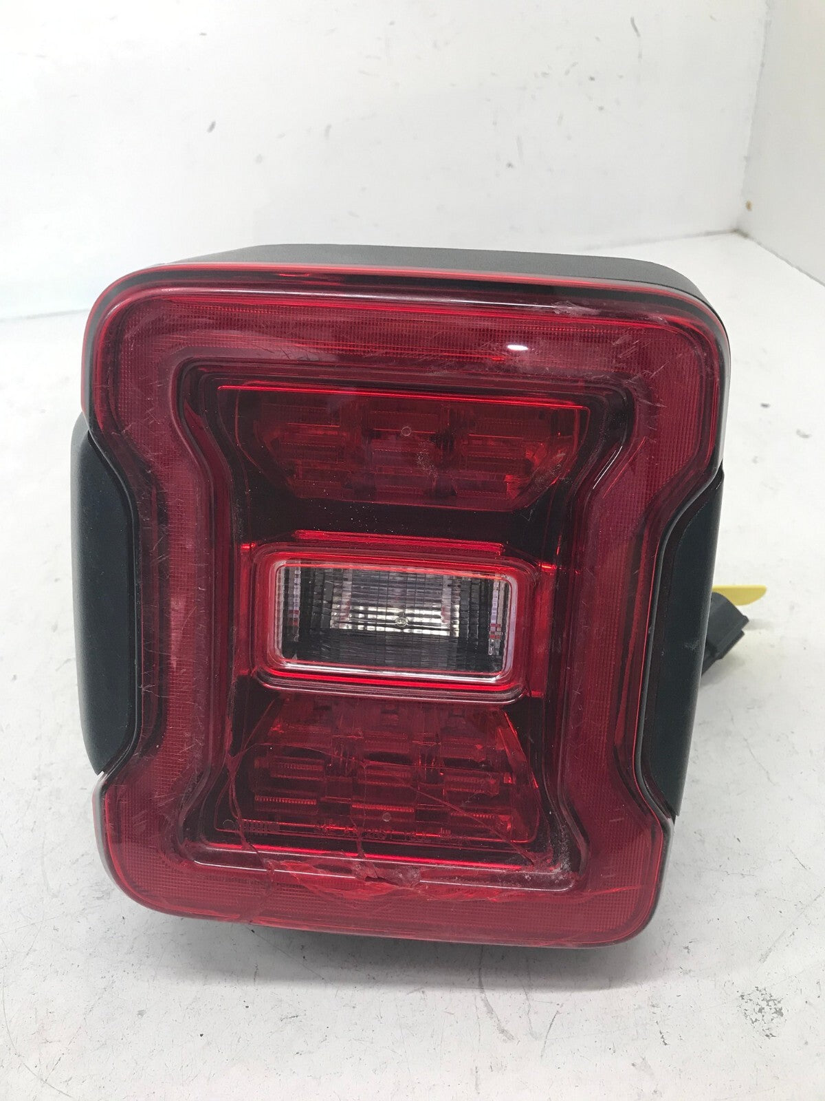 Tail light Damaged Left Driver LH 2018 2021 Jeep Wrangler 68474045AA OEM