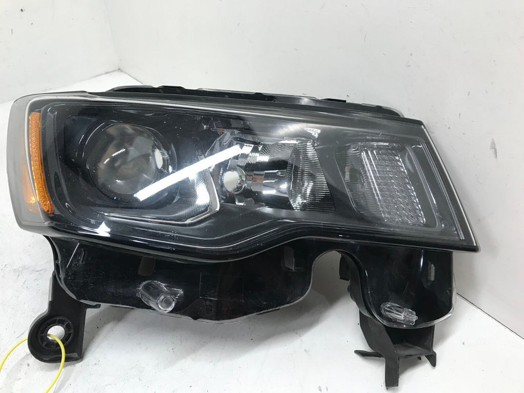 Headlight Damaged Halogen Right RH Jeep Grand Cherokee 17-2021 68266646AD OEM
