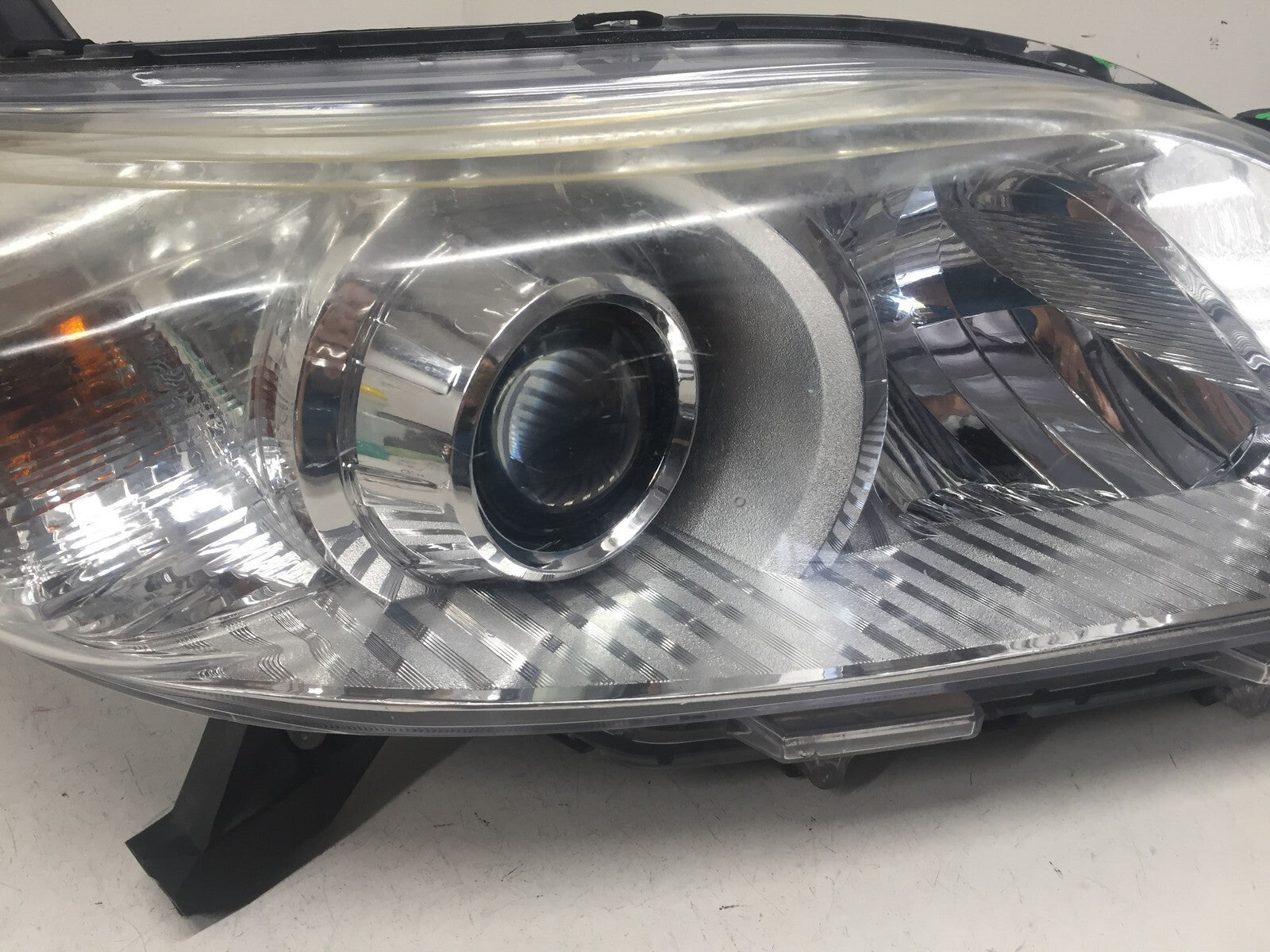 Headlight Damaged Passengers Right RH Toyota Sienna 11-20 8111008030 OEM