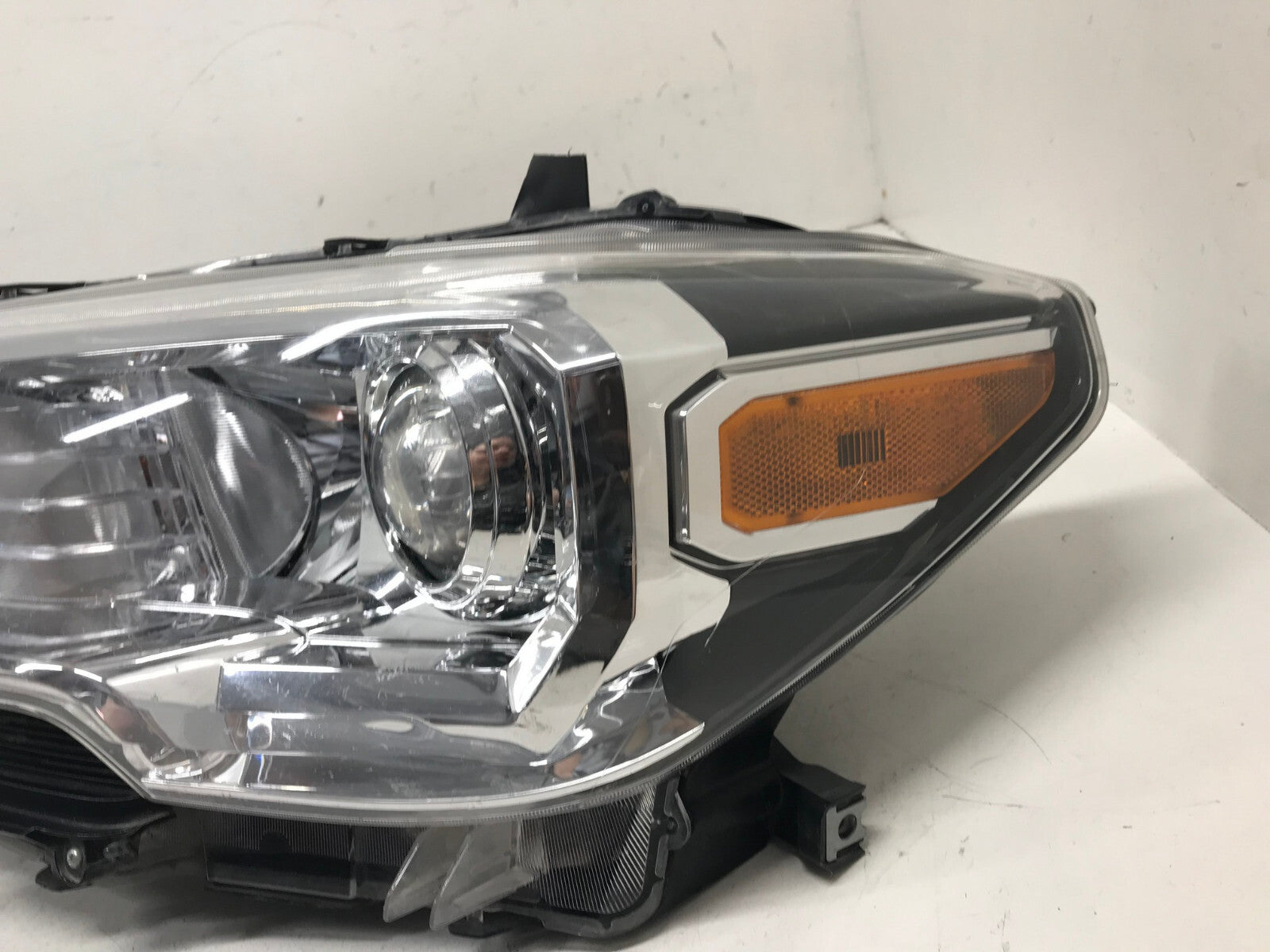 Headlight Damaged Left Driver LH Toyota Tacoma 2016-2021 8115004250 OEM