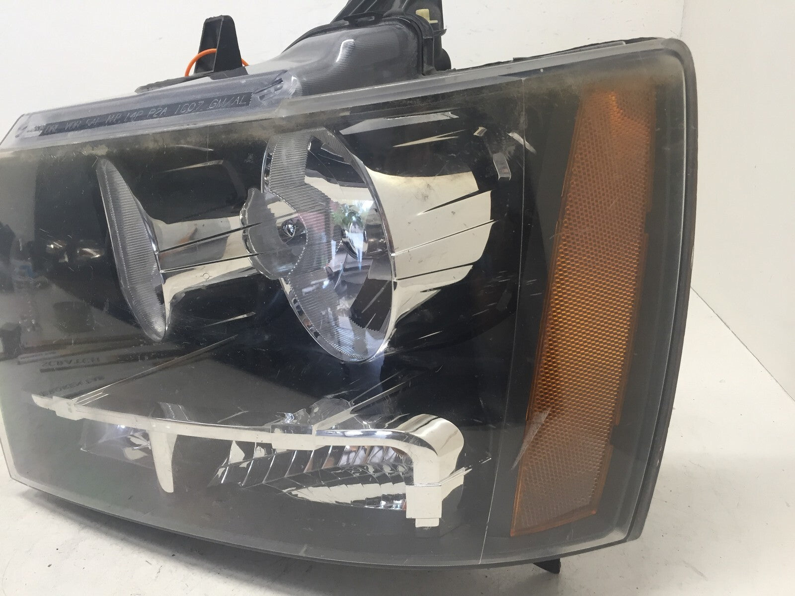 Headlight Damaged Headlamp Driver LH Chevy Suburban 1500 Avalanche 07-14 OEM