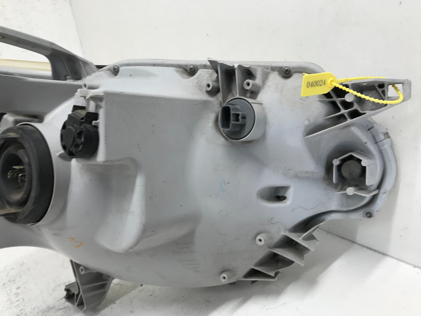 Headlight Damaged Left LH Driver Toyota Tacoma 2012 2015 81150-04180 OEM
