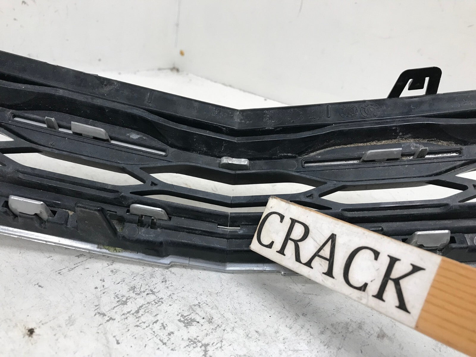 Grill Grille 2016-2018 Chevy Malibu 84061034 OEM