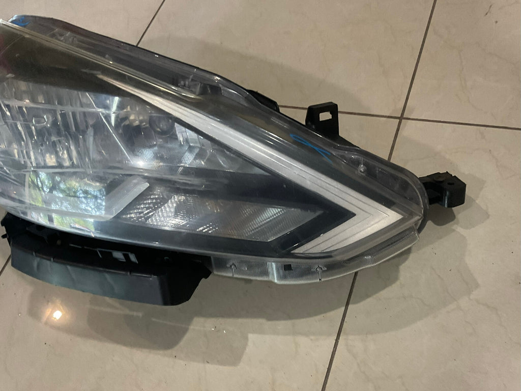 Headlight Right Passenger RH 2016 - 2019 Nissan Sentra Damaged CAPA