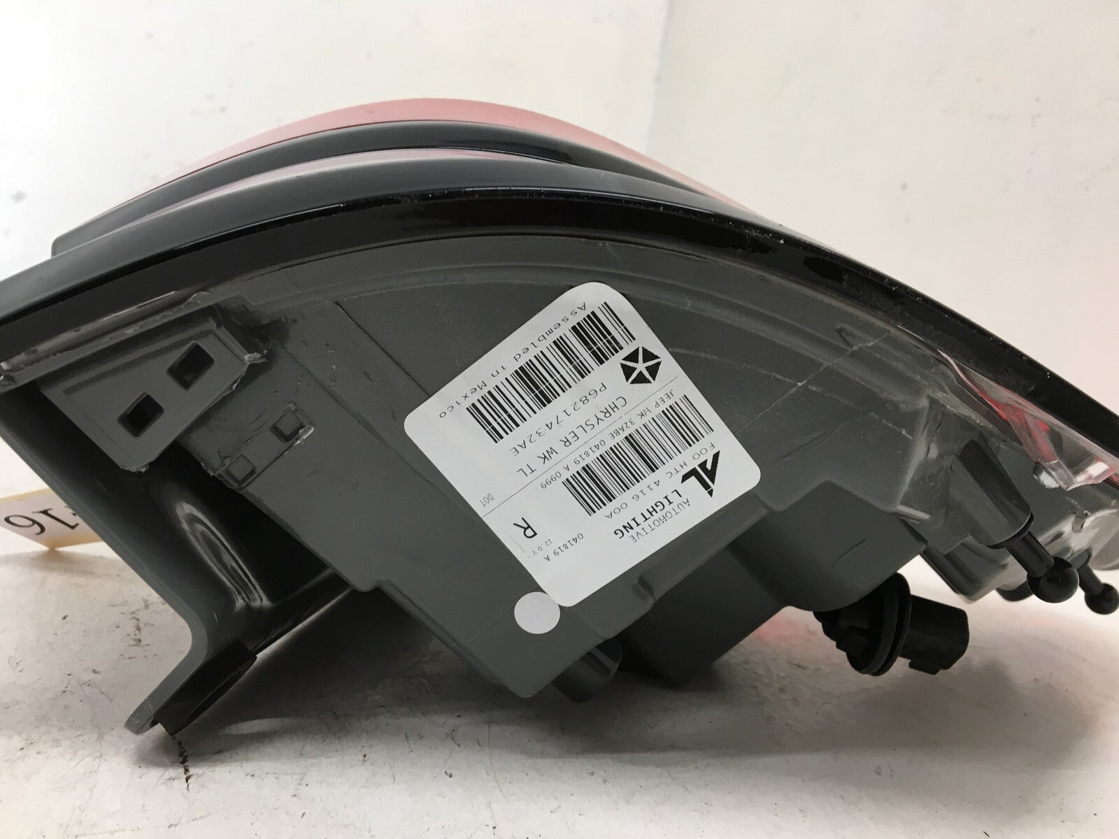 Tail light Damaged Right Passenger RH Jeep Grand Cherokee 14-17 P68217432AE OEM