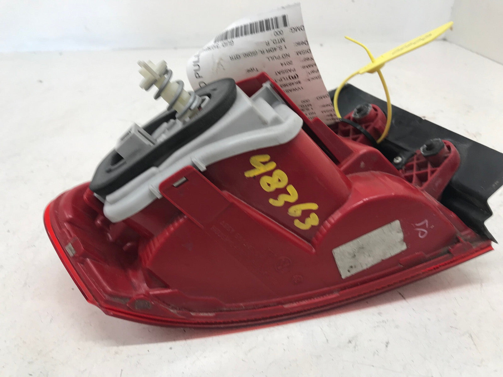 Tail light Damaged Passenger RH 2012-2015 Volkswagen Passat 561945096H OEM