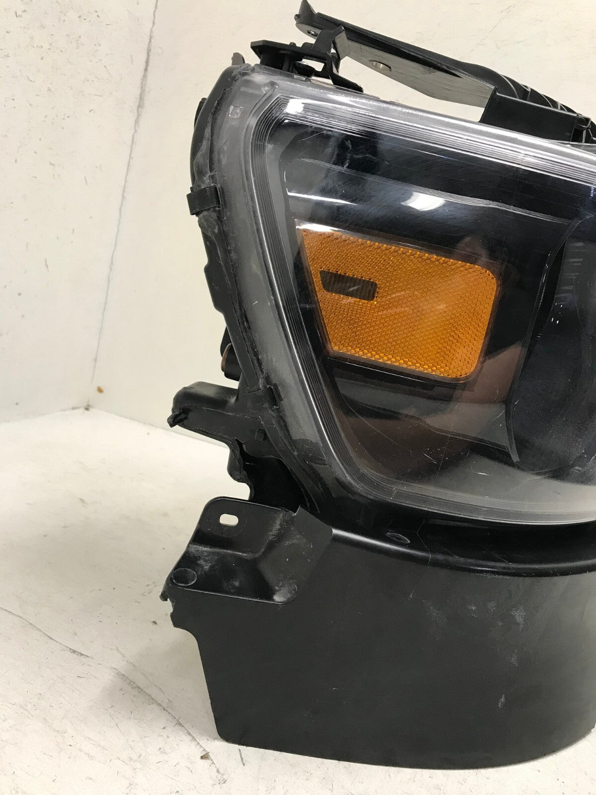 Headlight Damaged Passenger RH Right 19-24 Ram 1500 68316086AJ OEM