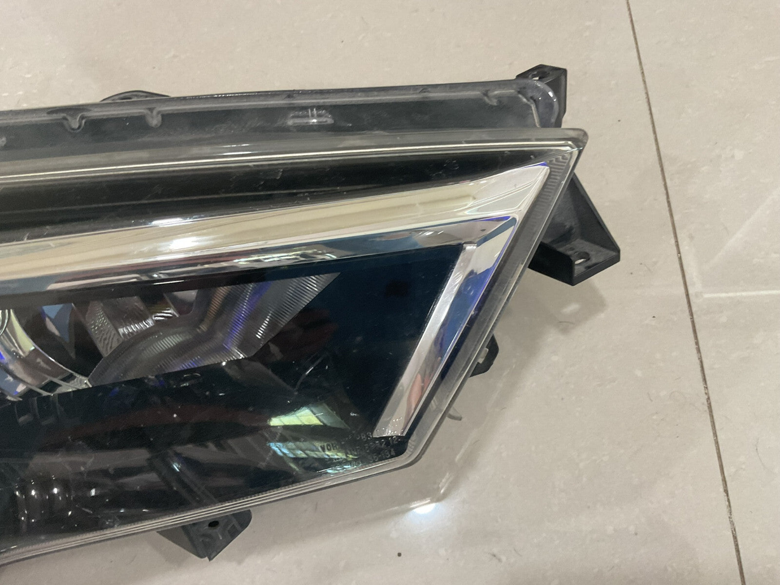 Headlight Damaged Right Passenger RH 2014-2020 Toyota 4Runner 99226-81017 OEM