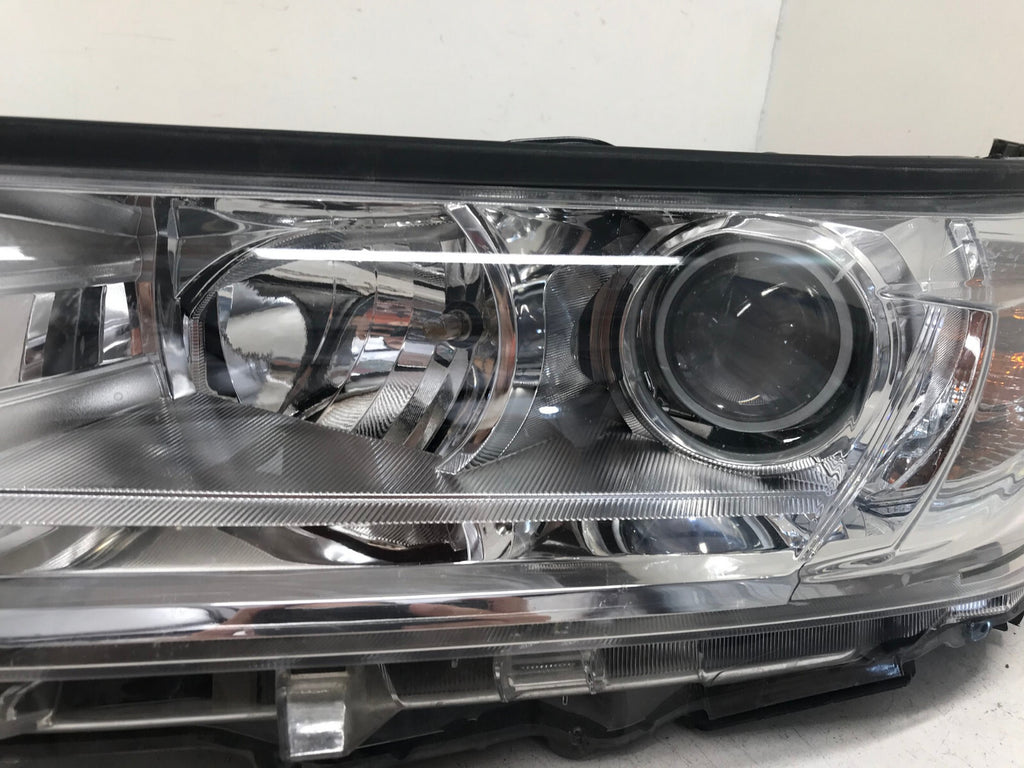 Halogen Headlight Damaged Driver LH Toyota Highlander 2017-2019 811500E330 OEM