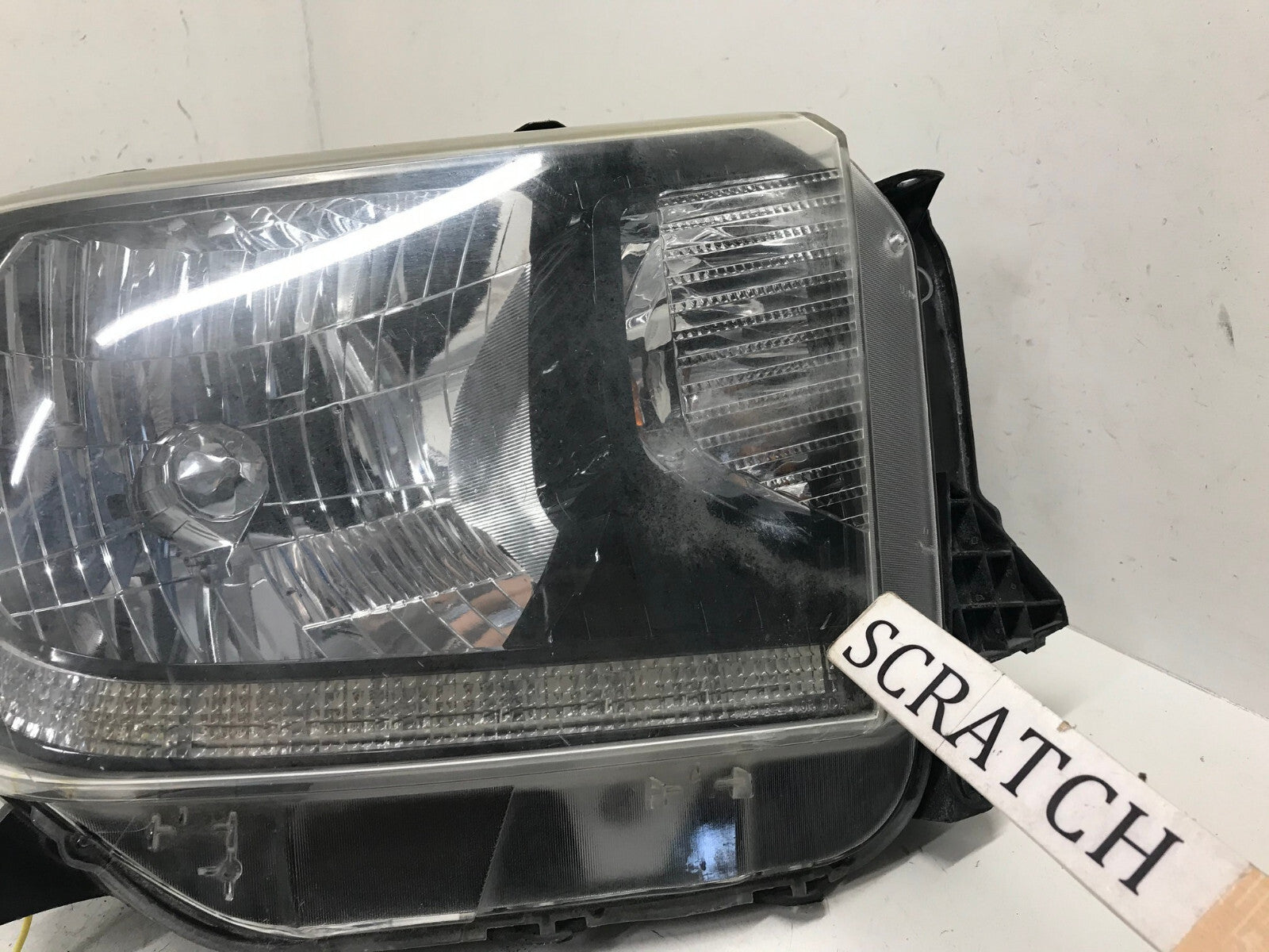Headlight Damaged Right passenger RH Toyota Tundra 2014-2020 811100C081 OEM