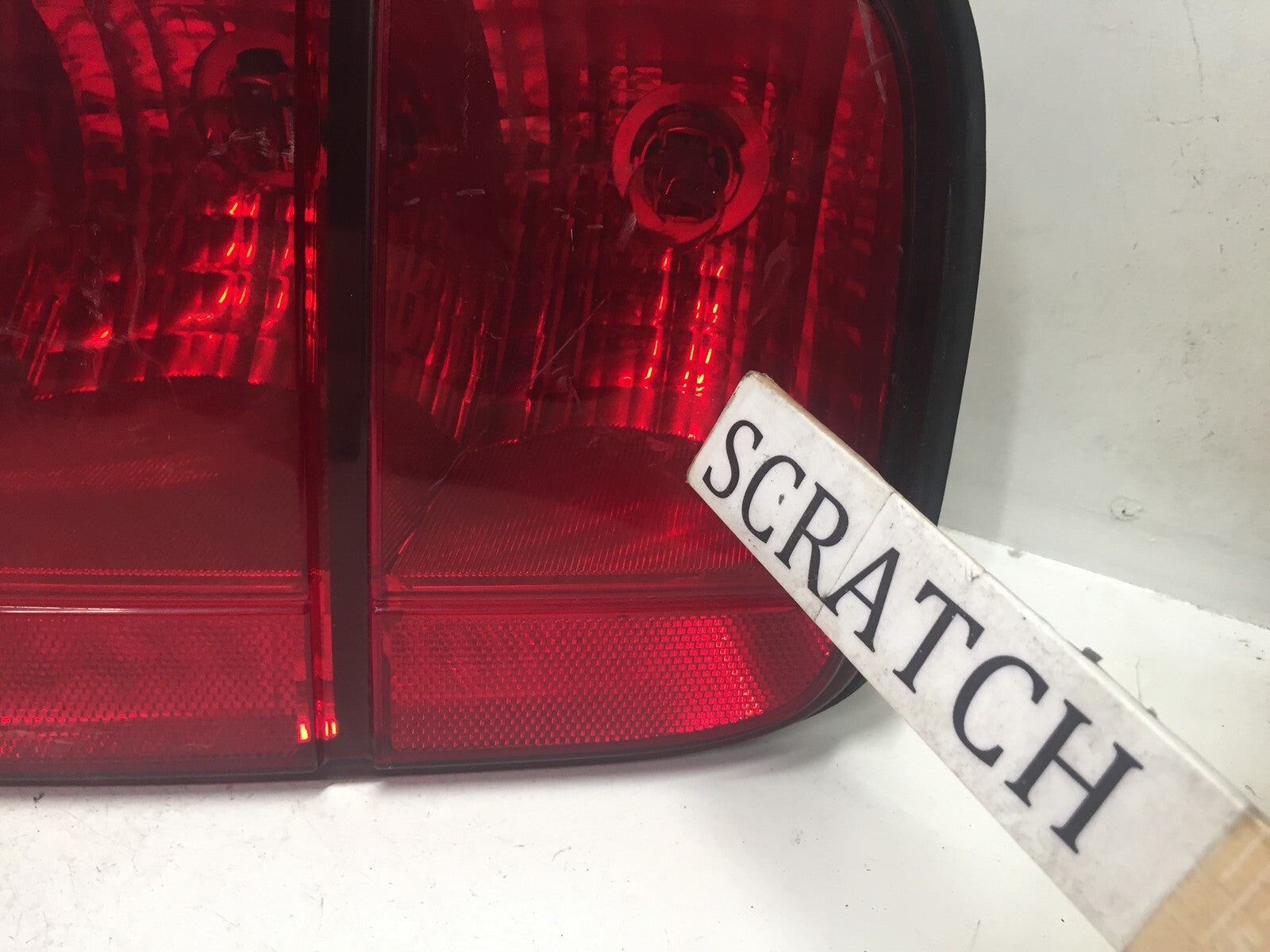 Tail light Damaged Lamp Right Passenger RH Ford Mustang 2005-2007 OEM