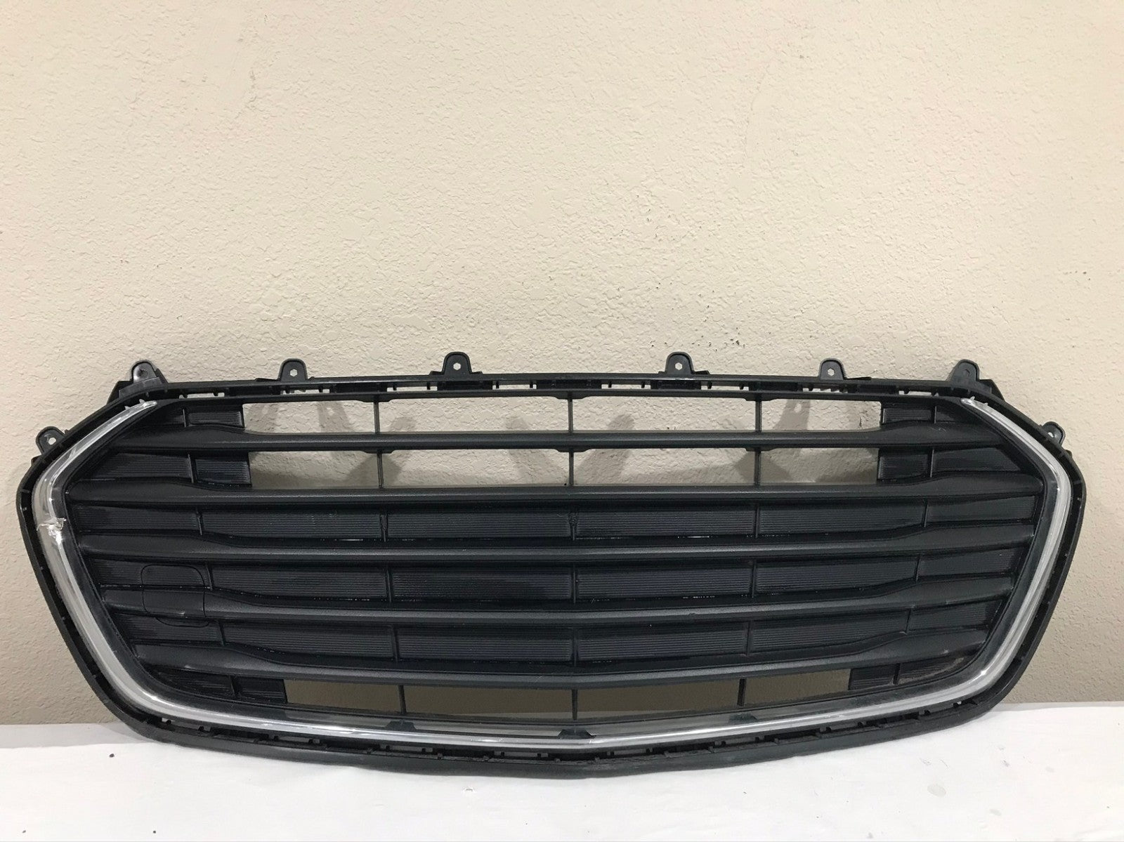 Grill Grille Black 2021-2022 Chevrolet Trax 42532972 OEM