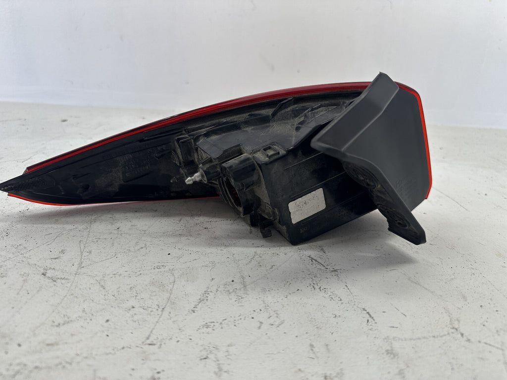 Tail light Damaged Right Passenger RH Hyundai Kona 2018-2023 92402-J9000 OEM