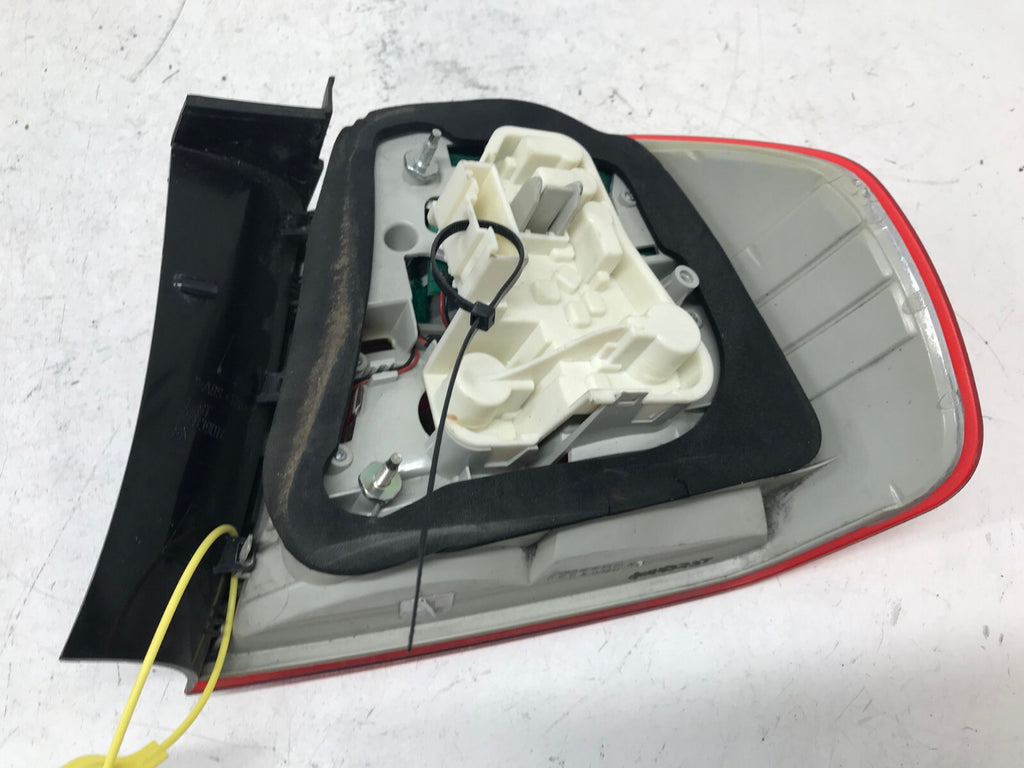 Tail light Damaged Driver LH BMW 3 Series E90 Sedan 2009 2010 2011 21839014 OEM