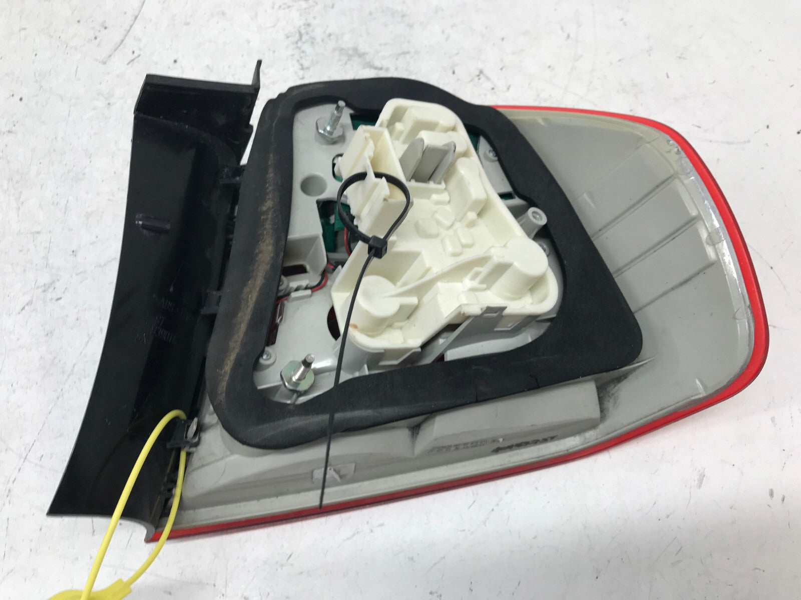 Tail light Damaged Driver LH BMW 3 Series E90 Sedan 2009 2010 2011 21839014 OEM