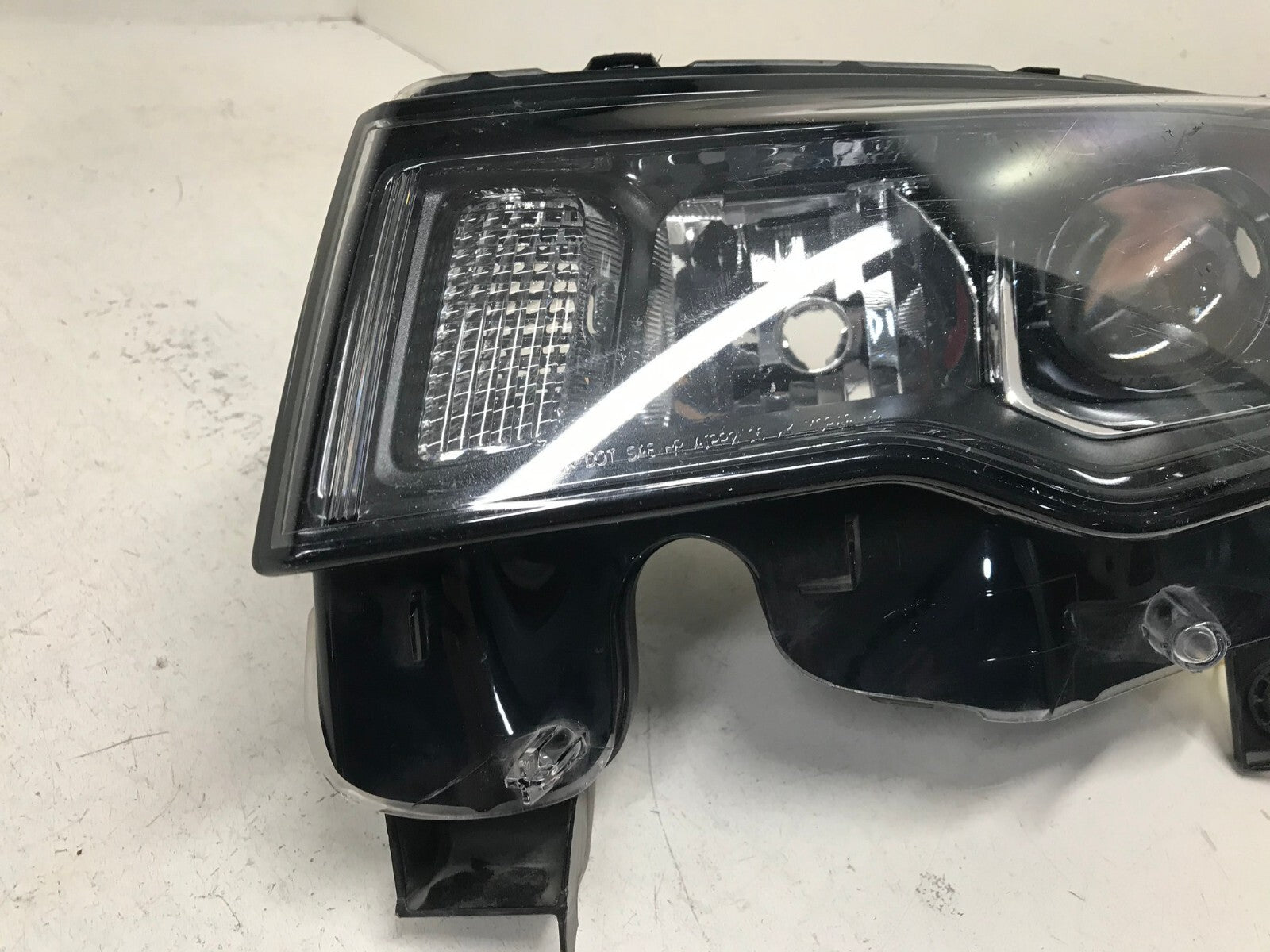 Headlight Damaged Left LH Driver Jeep Grand Cherokee 17-19 68266647AD OEM