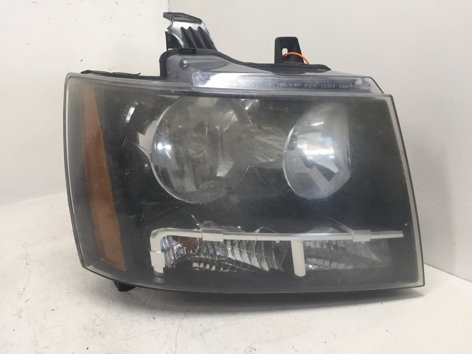 Headlight Damaged Passenger RH Chevrolet Suburban Tahoe Avalanche 07 13 OEM
