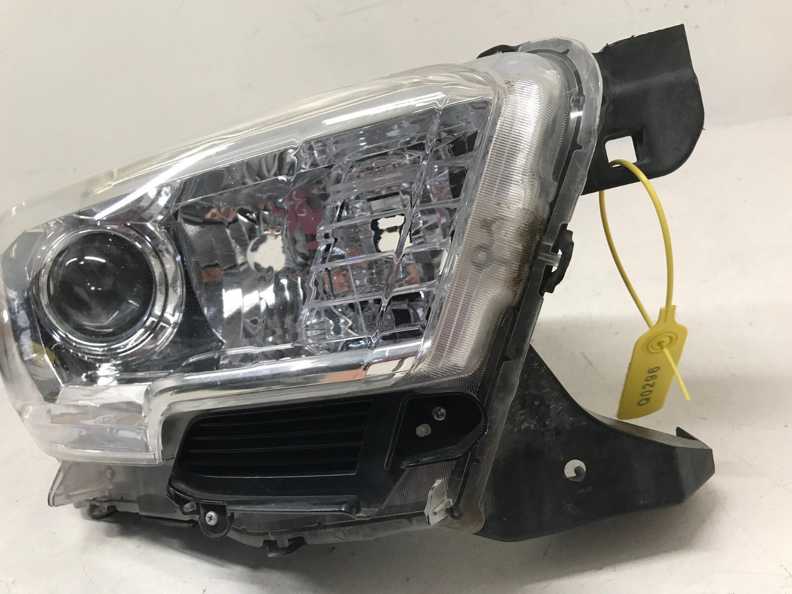 Headlight Damaged Right RH Passenger Toyota Tacoma 2016-2019 81110-04270 OEM