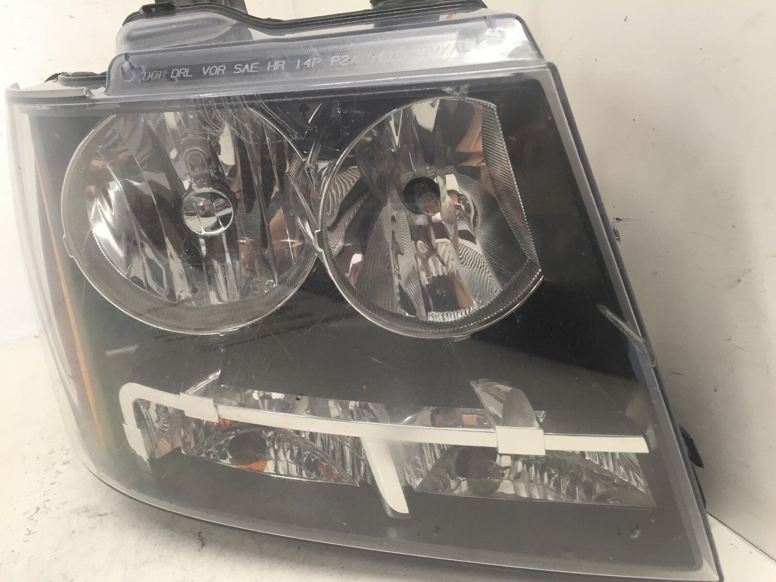 Headlight Damaged Right RH Chevy Suburban Tahoe Avalanche 2007-2014 20760579 OEM