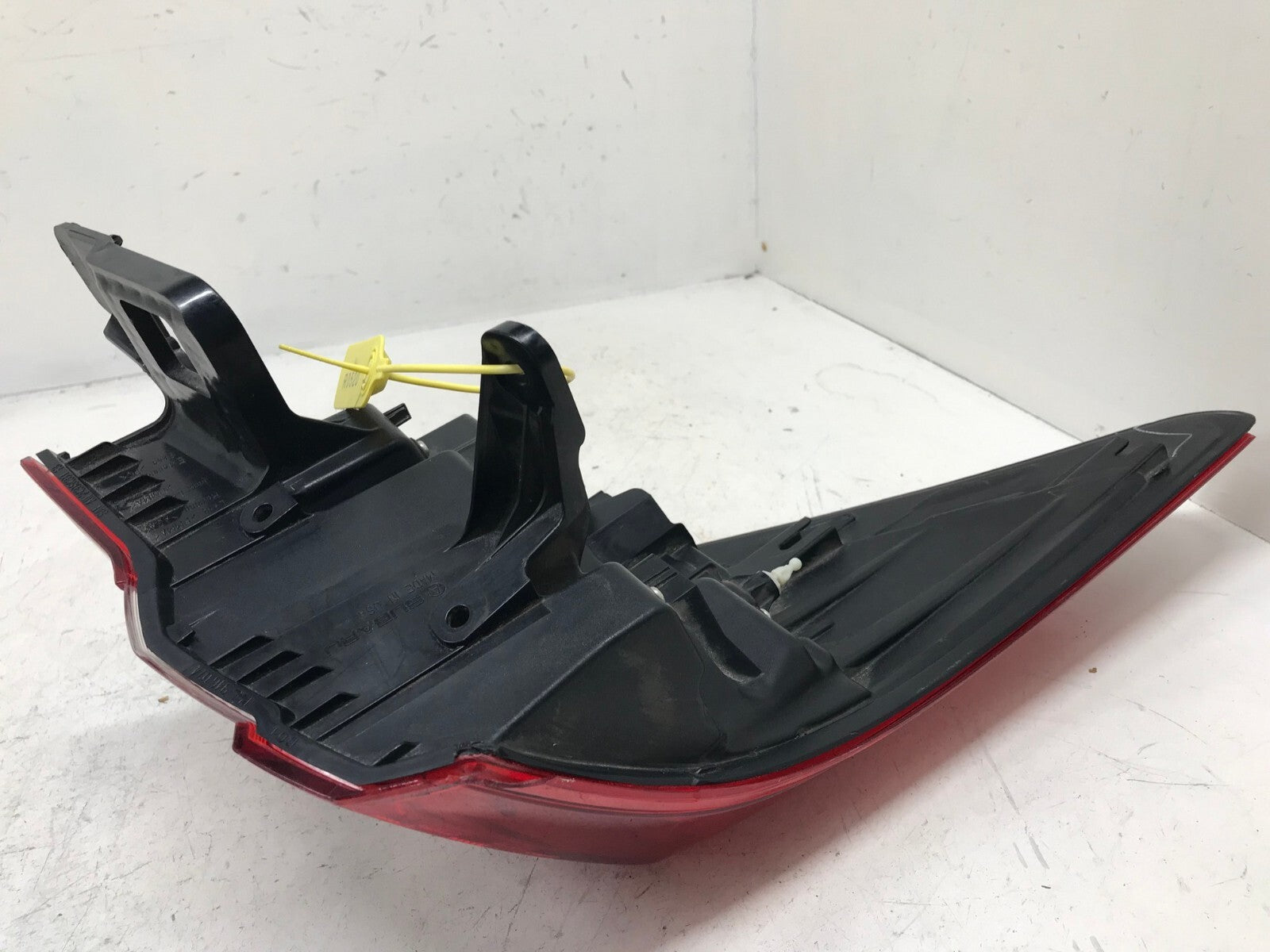 Tail light Damaged Passenger RH Right 2015-2019 Subaru Outback 84912AL05A OEM