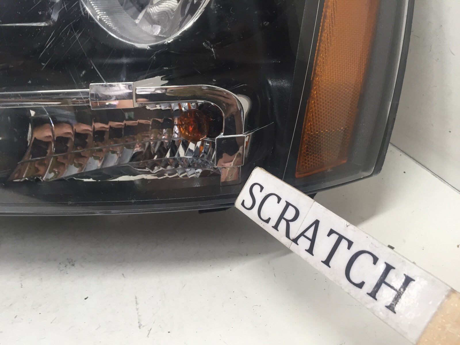 Headlight Damaged Driver LH 07-2014 Chevrolet Tahoe 07-13 Avalanche 22853025 OEM