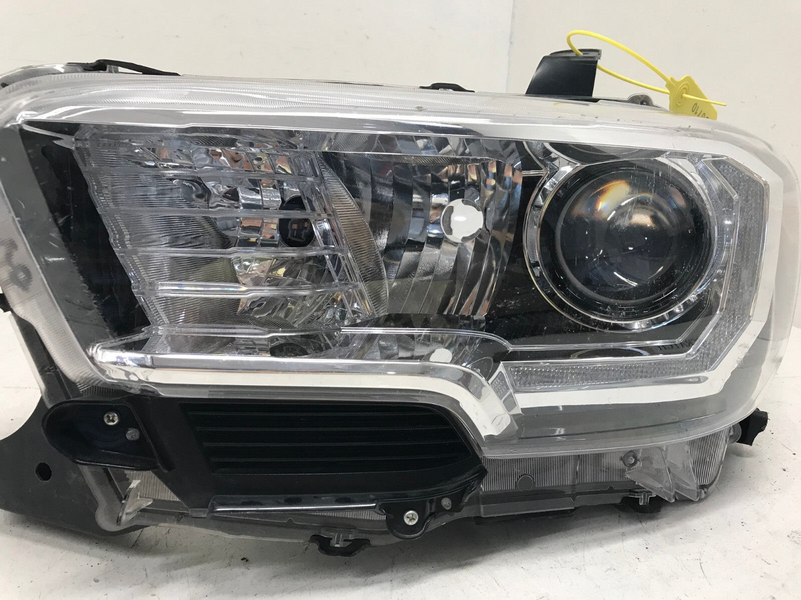 Headlight Damaged Left Driver LH Toyota Tacoma 2016-2021 8115004250 OEM