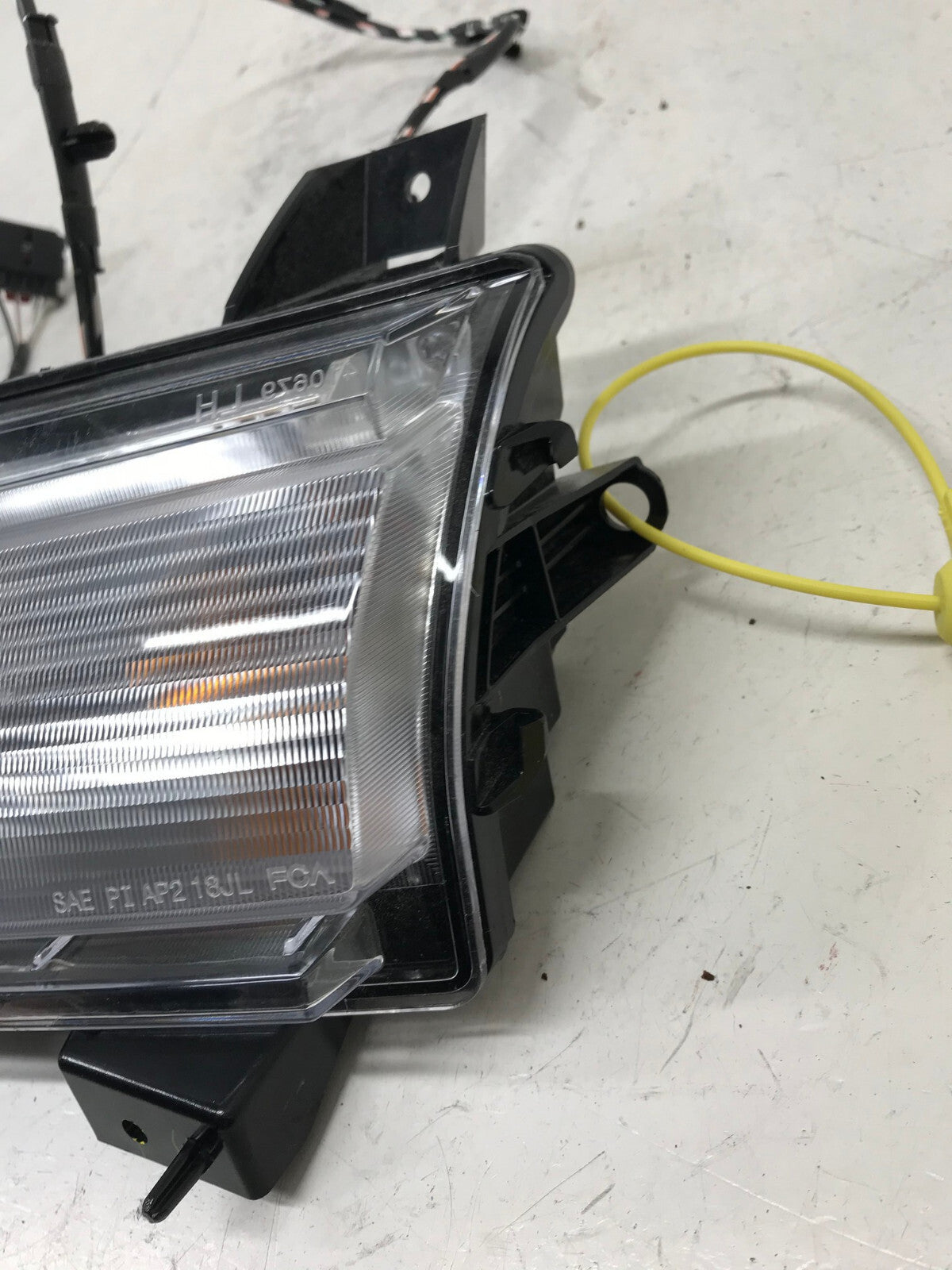 Parking light Damaged Lamp LH Driver Jeep Wrangler 2018-2023 68307245AH OEM