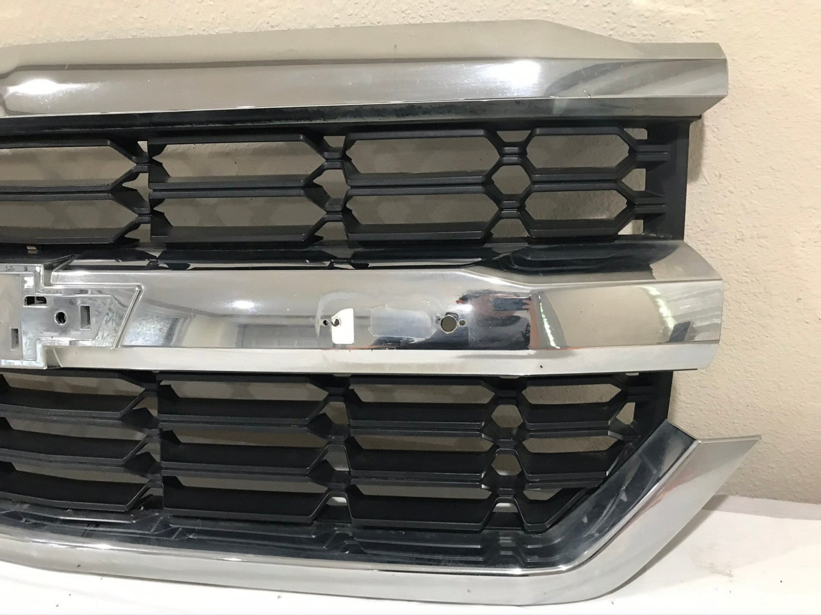 Grill Grille 2017-2019 Cadillac XT5 23383607 OEM