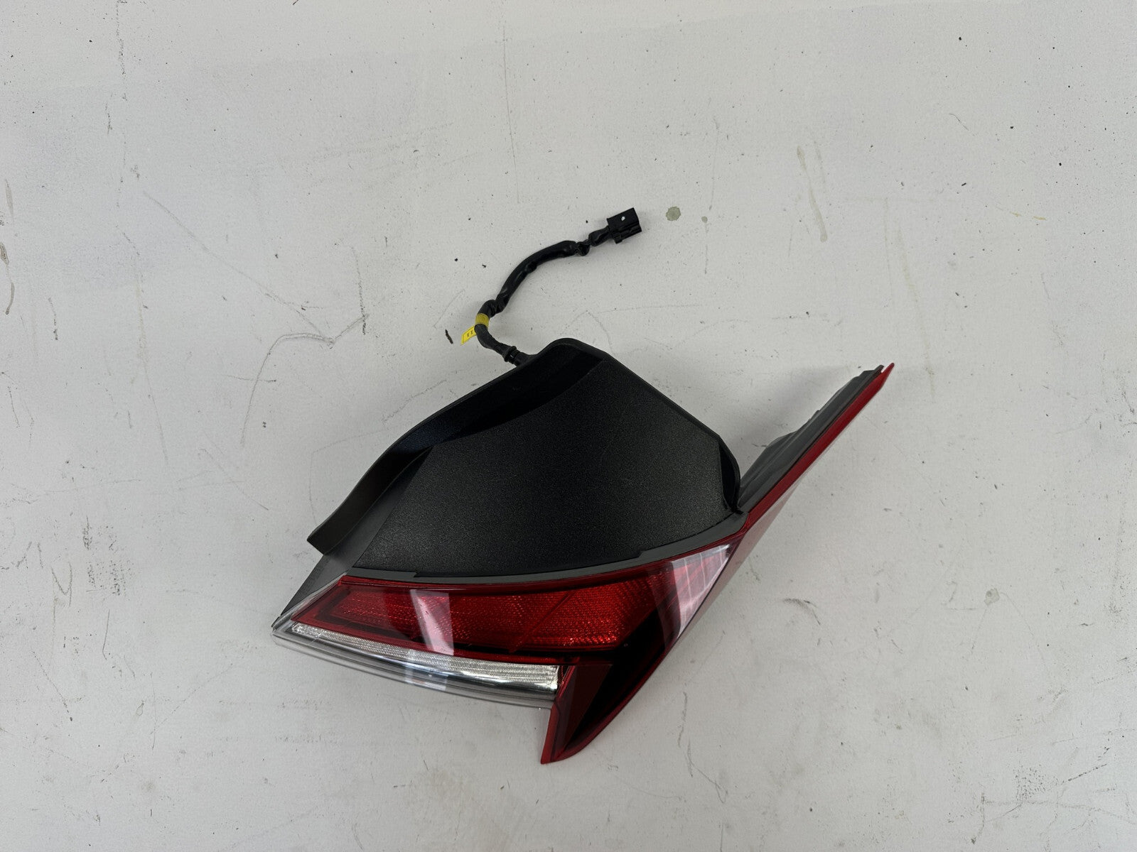 Tail light Damaged Right Passenger RH 2021-2023 Hyundai Elantra 92401AA020 OEM