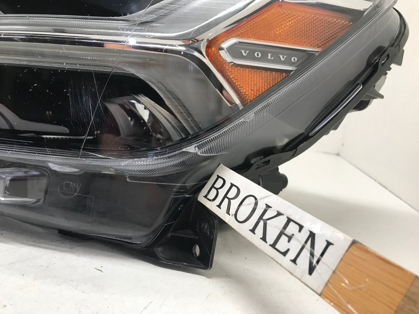 Headlight Damaged Left LH Driver 2019-2021 Volvo XC40 31655996 OEM