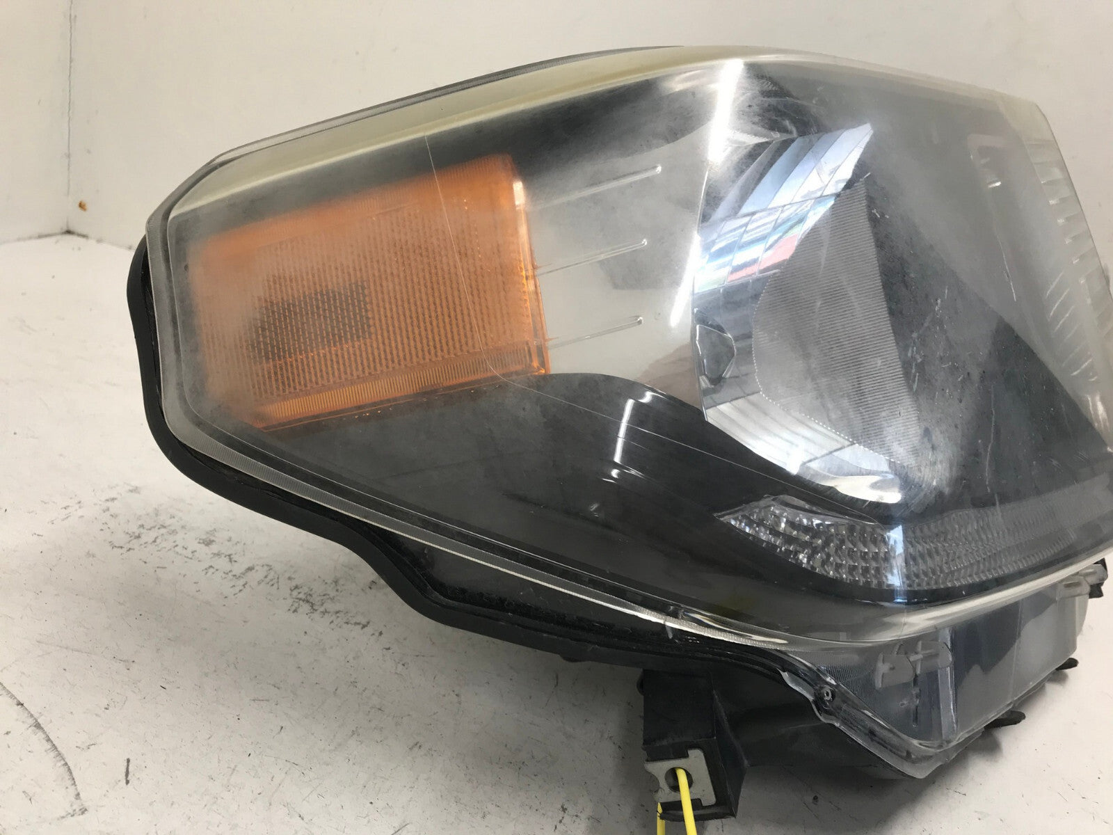 Headlight Damaged Right passenger RH Toyota Tundra 2014-2020 811100C081 OEM