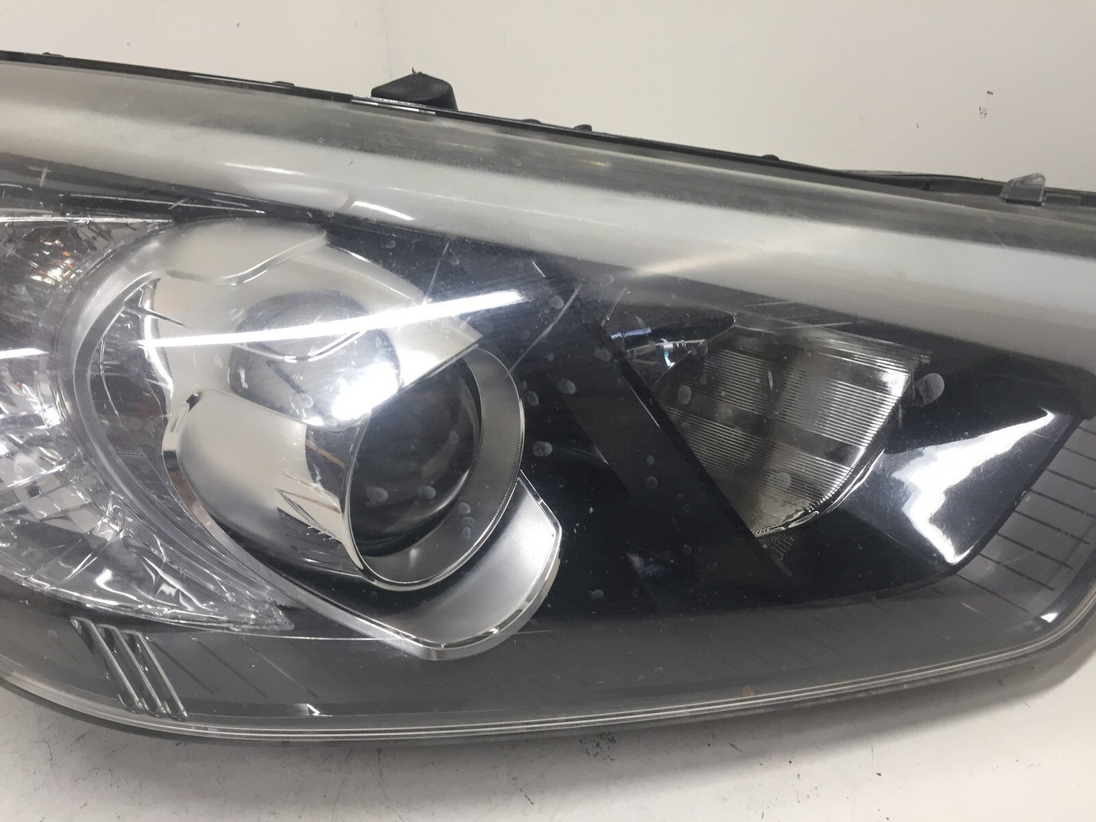 Xenon Headlight Damaged Lamp Right Passenger RH Kia Forte 2014-2016 92102-A7 OEM