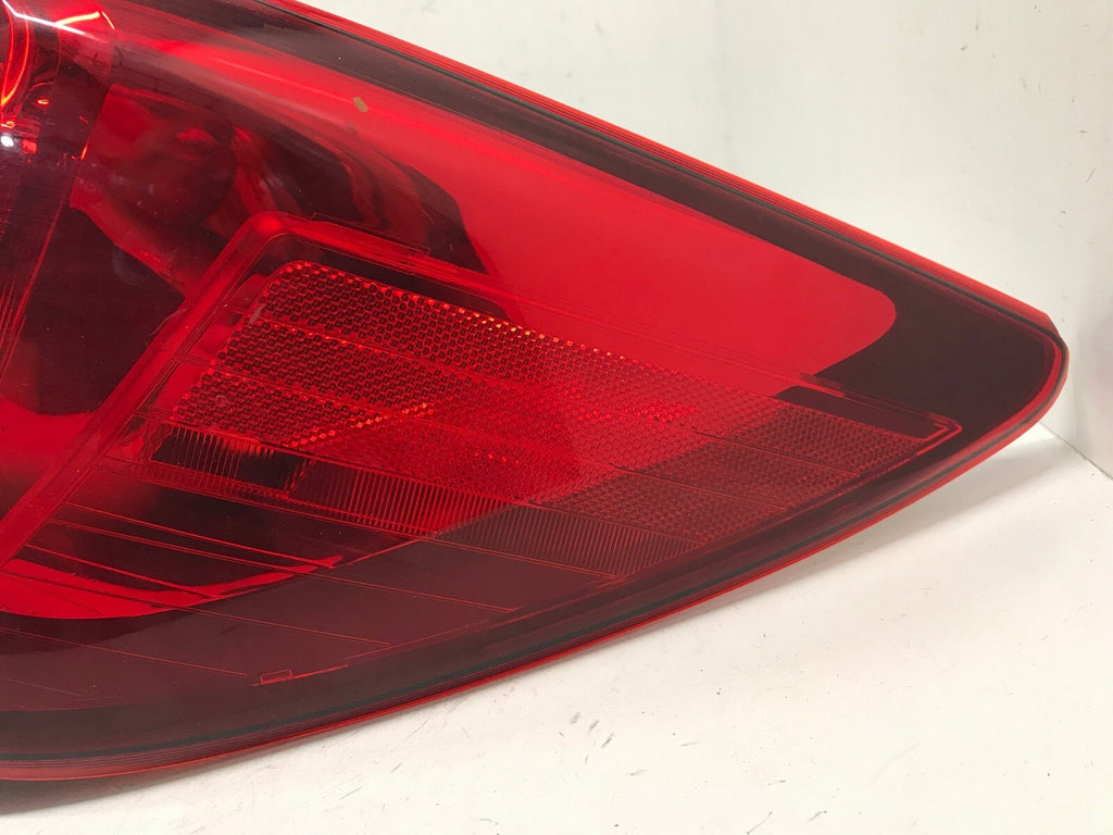 Tail light Damaged Passenger RH Right 2015-2019 Subaru Outback 84912AL05A OEM