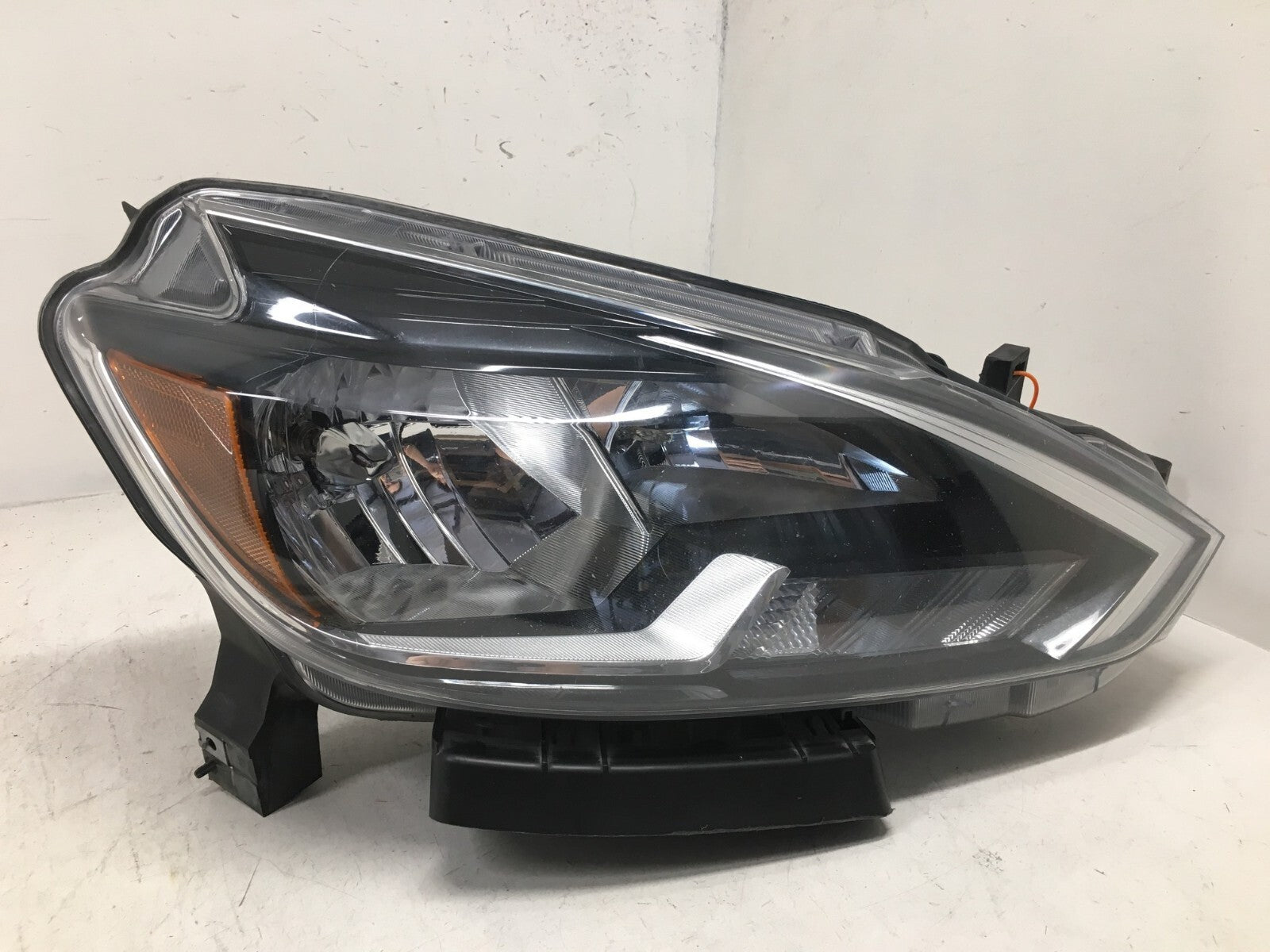 Headlight Damaged RH Passenger Nissan Sentra 2016 2017 2018 26010-3YU0A OEM