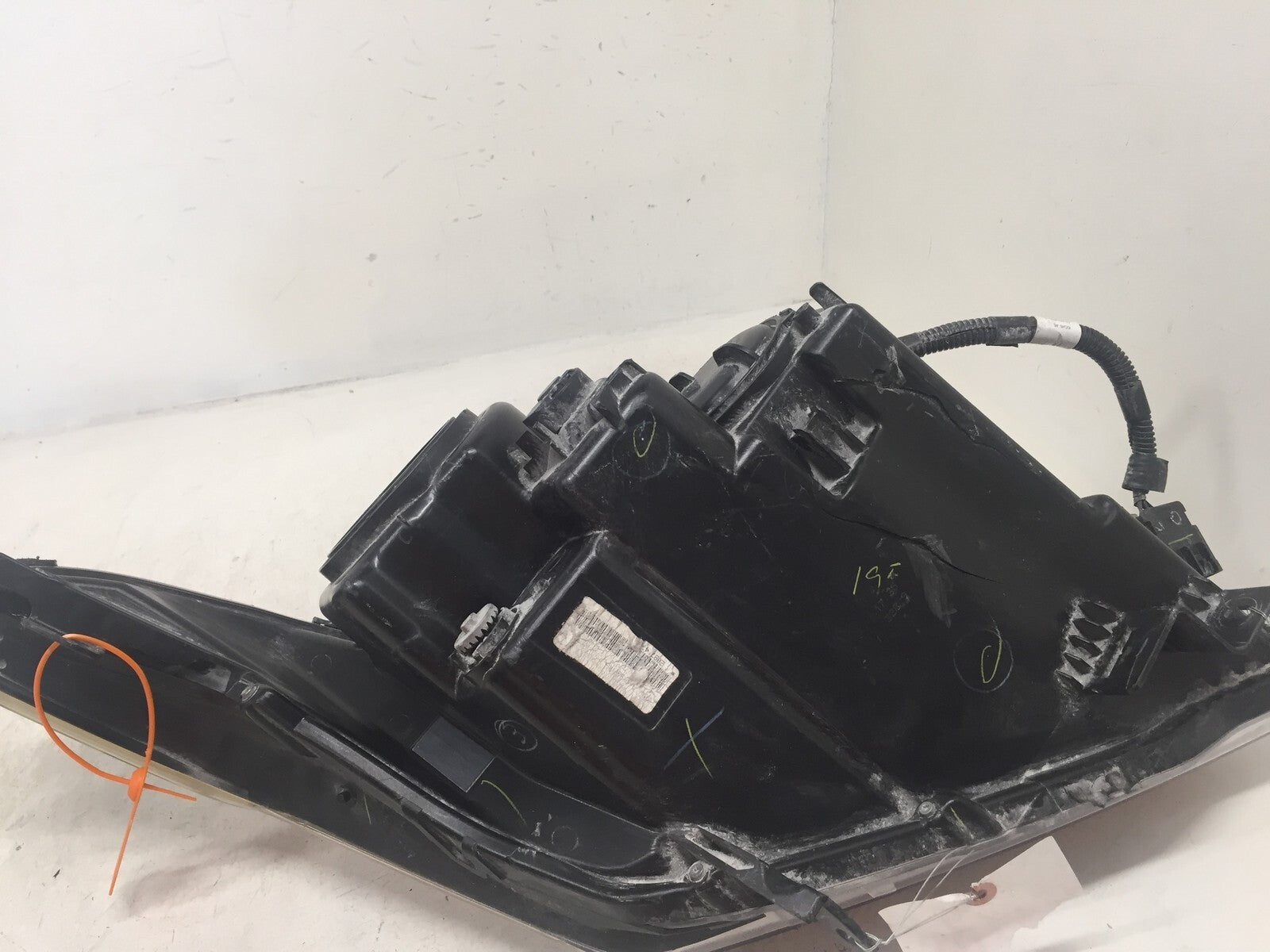 Halogen Headlight Damaged Headlamp Right Passenger RH Cadillac SRX 10-16 OEM