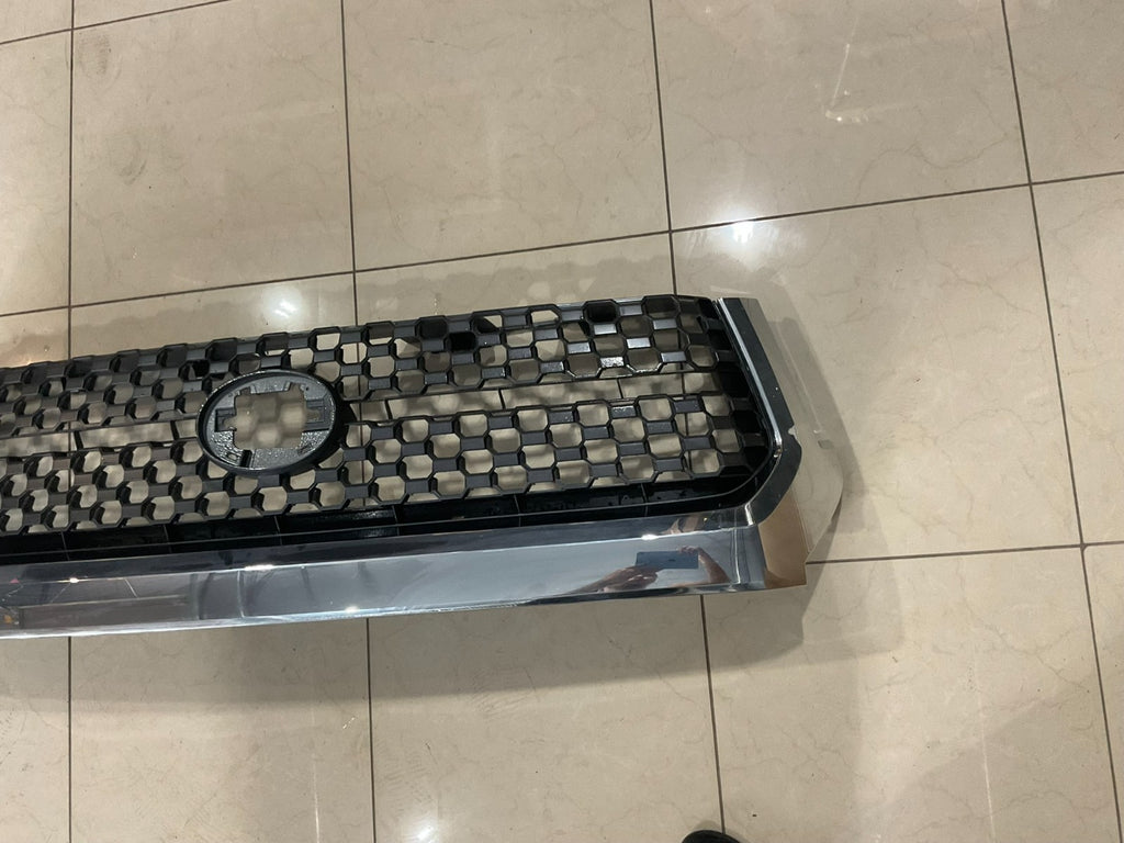 Grill Grille Black/Silver 2018 2019 2020 Toyota Tundra SR5 53285+0c010 OEM