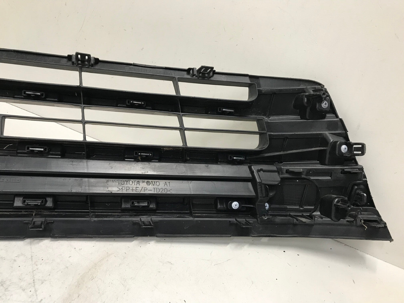 Grill Grille 2017-19 Toyota Highlander Suv 53112-0E180 OEM