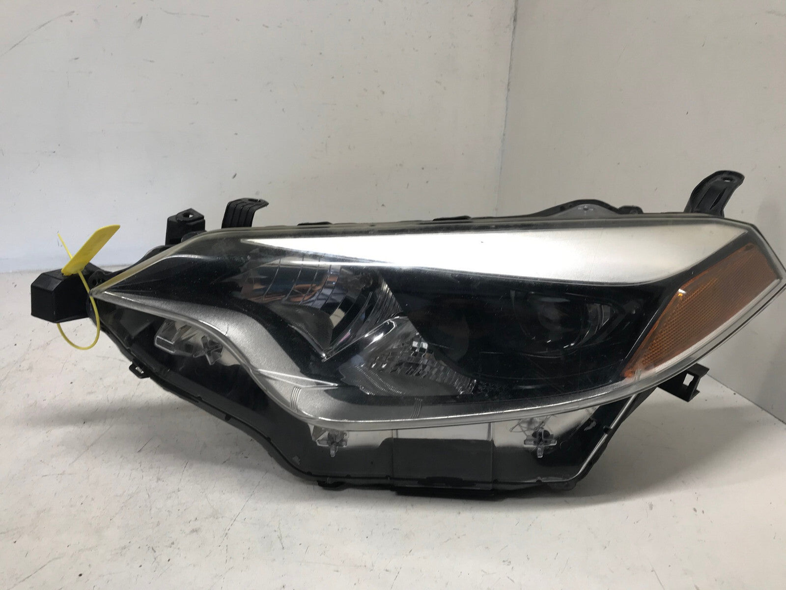 Headlight Damaged Left Driver LH Toyota Corolla 2014 2015 2016 8111002E60 OEM