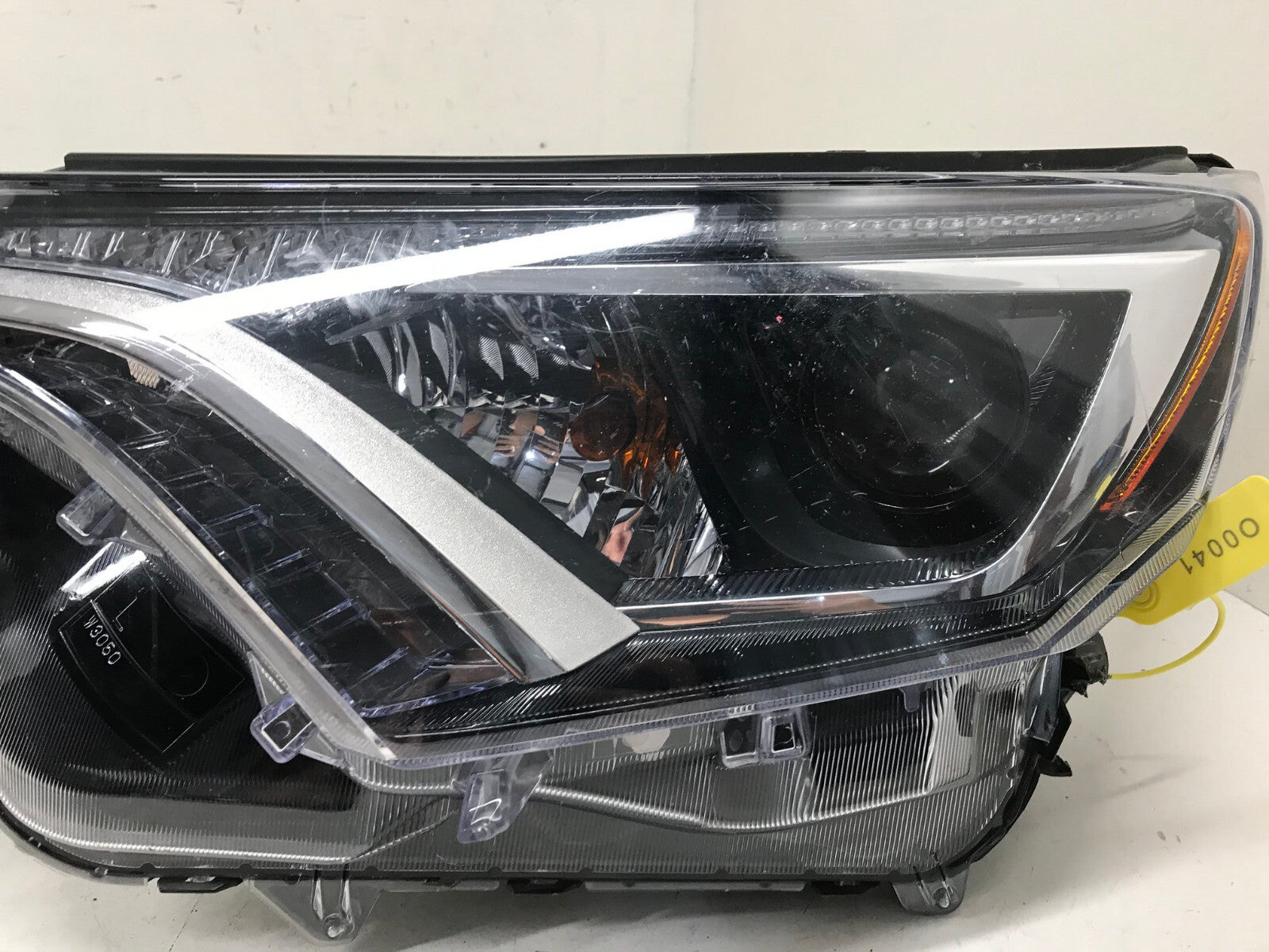 Halogen Projector Headlight Damaged Driver LH Toyota RAV4 16-2018 811500R180 OEM