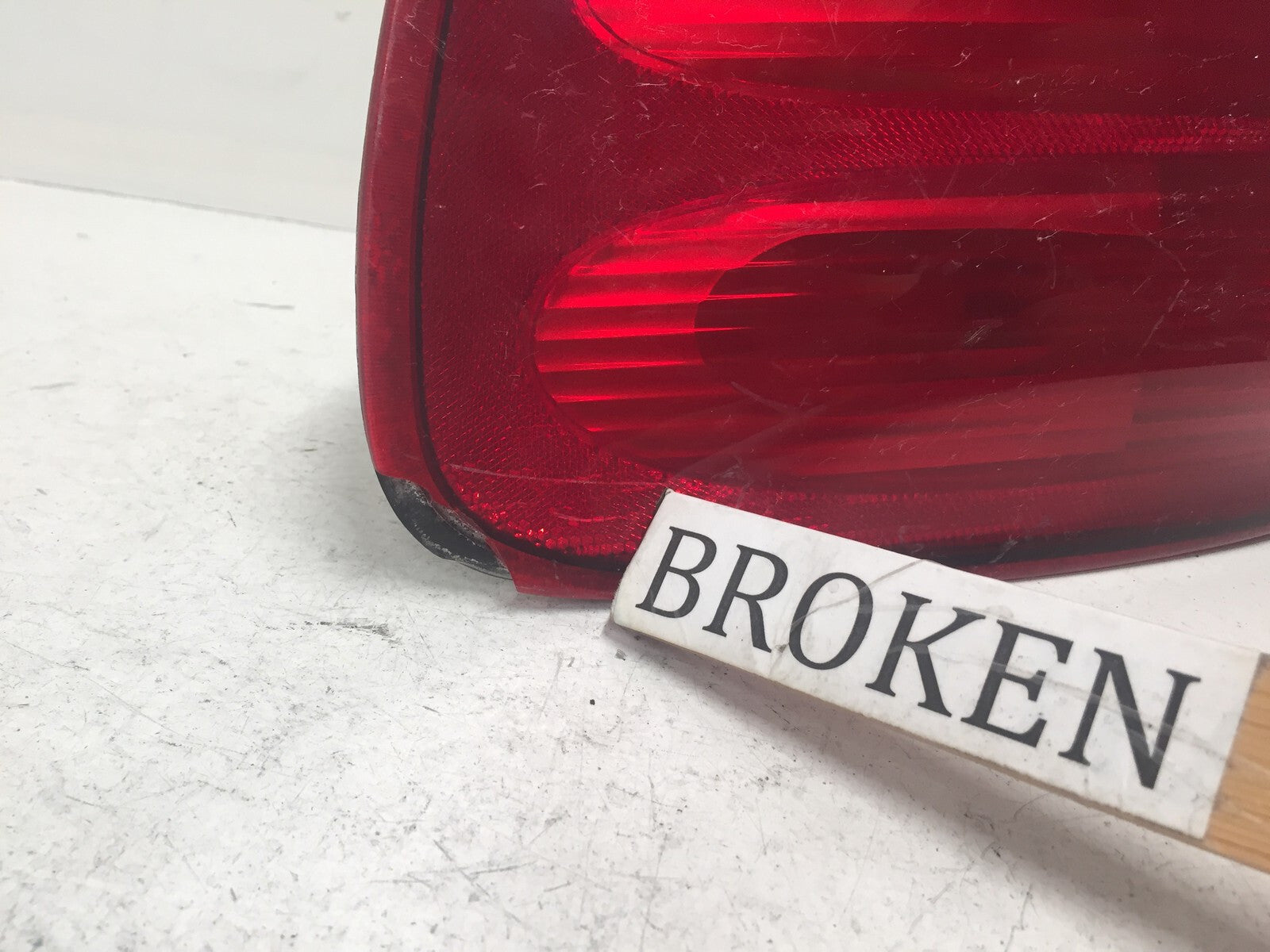 Tail light Damaged Lamp Rear Passenger RH Ford F150 97-00 F65Z-13404-BG OEM