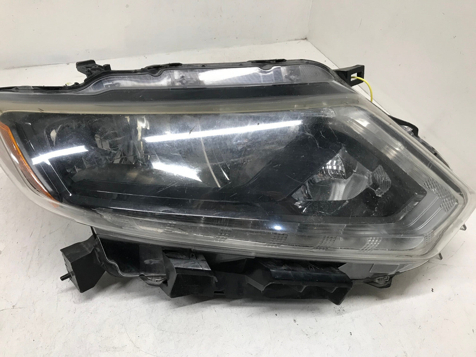 Headlight Damaged RH Right Nissan Rogue S SL SV Models 14-2016 260104BA2A OEM